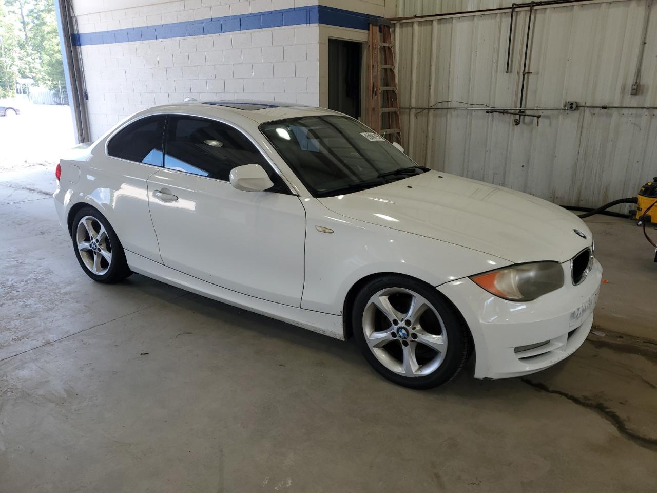2010 Bmw 128 I   White vin: WBAUP7C51AVK77092