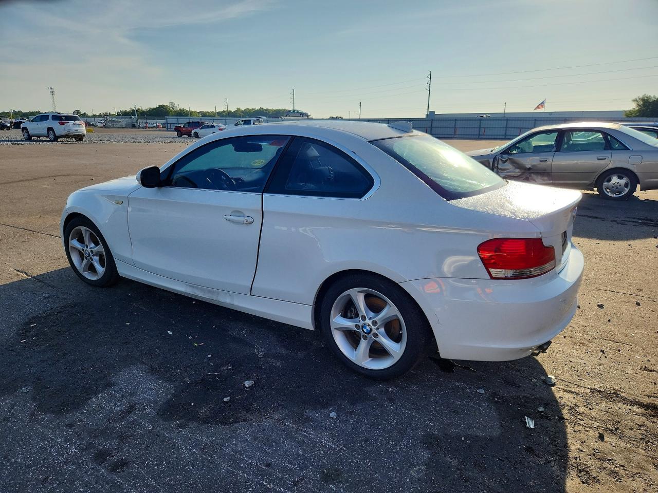 2011 Bmw 128 I Белый vin: WBAUP7C51BVP21427