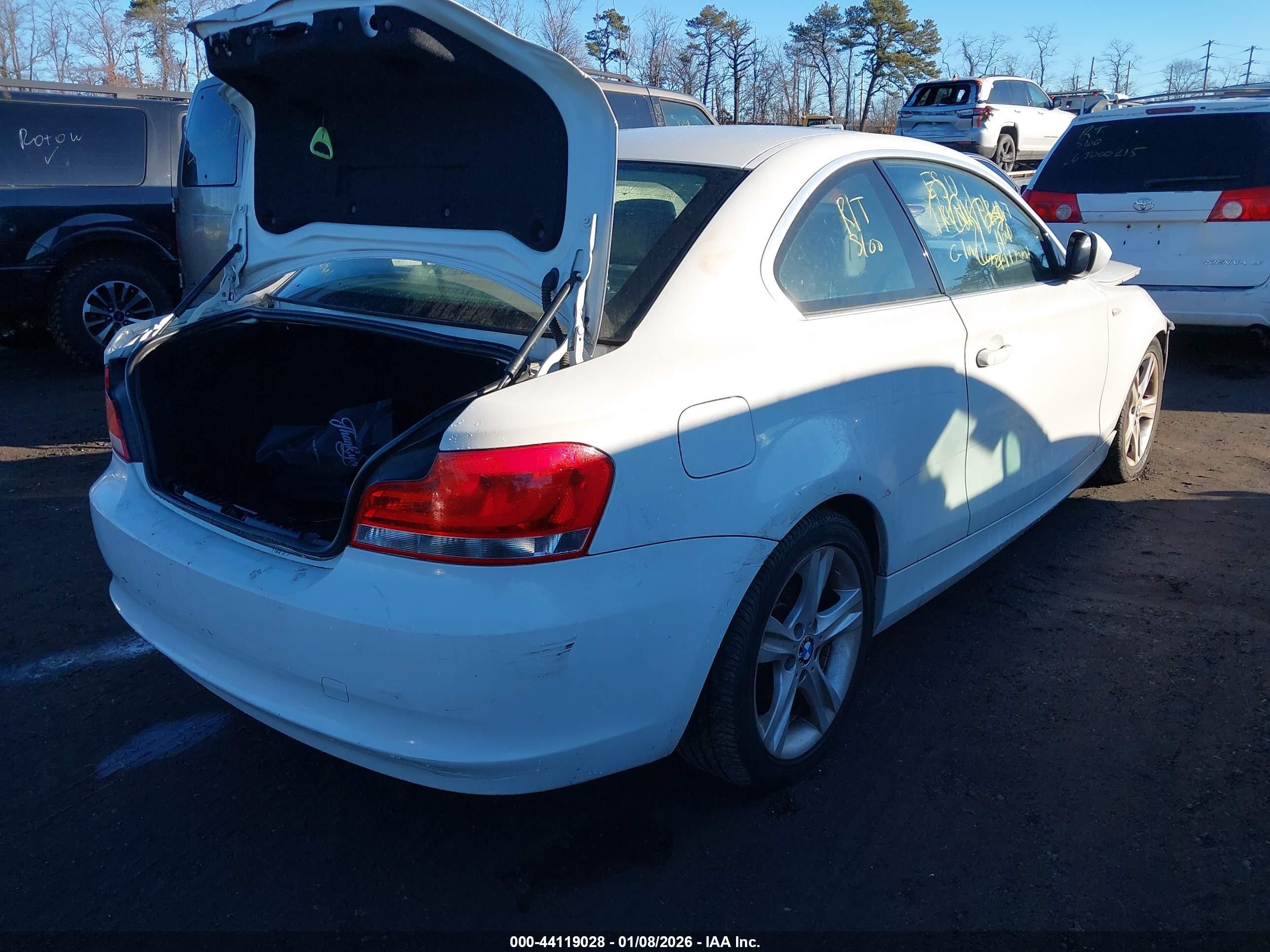 2012 Bmw 128i   White vin: WBAUP7C52CVP22880