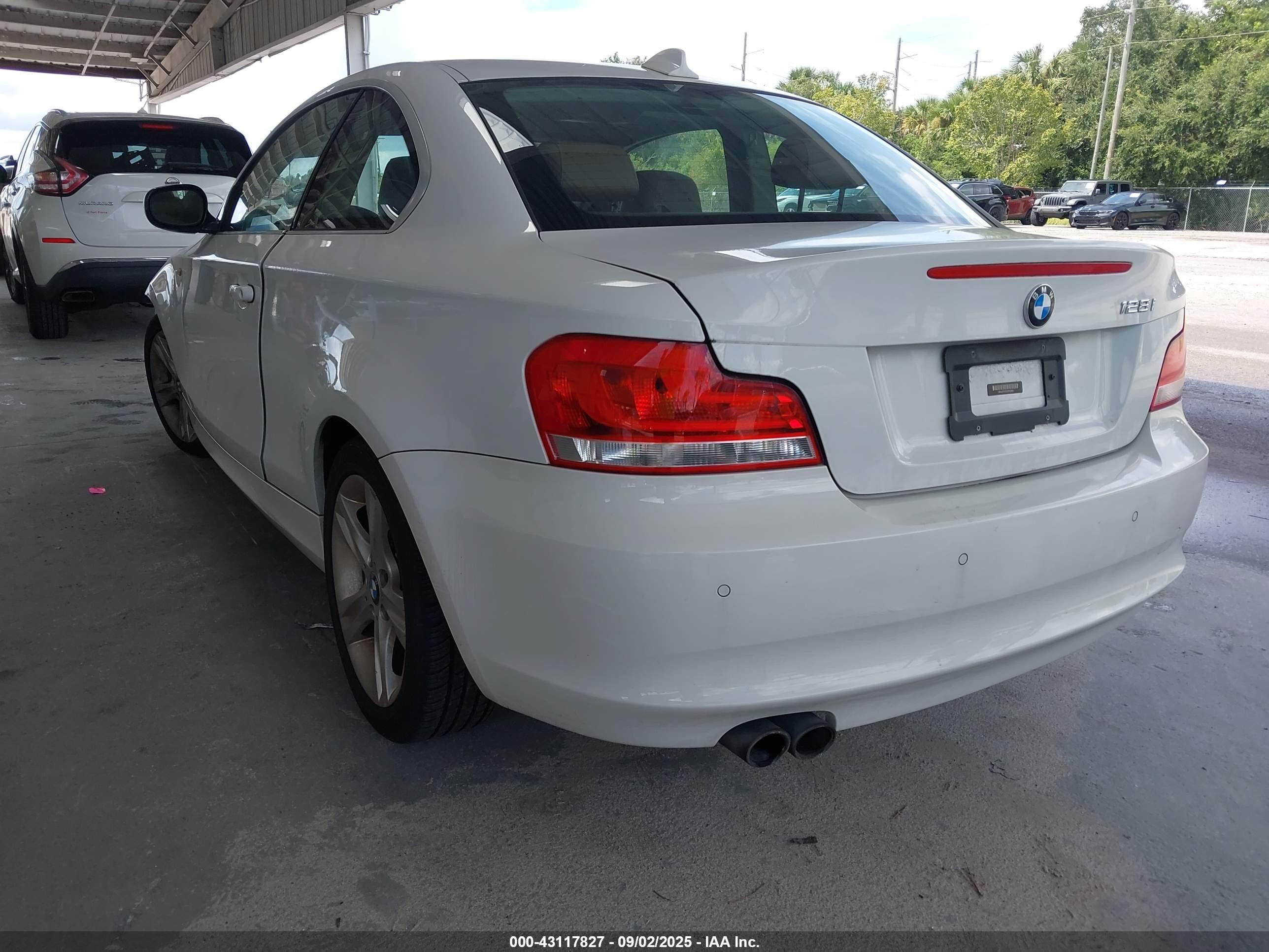 2012 Bmw 128i   White vin: WBAUP7C52CVP23995