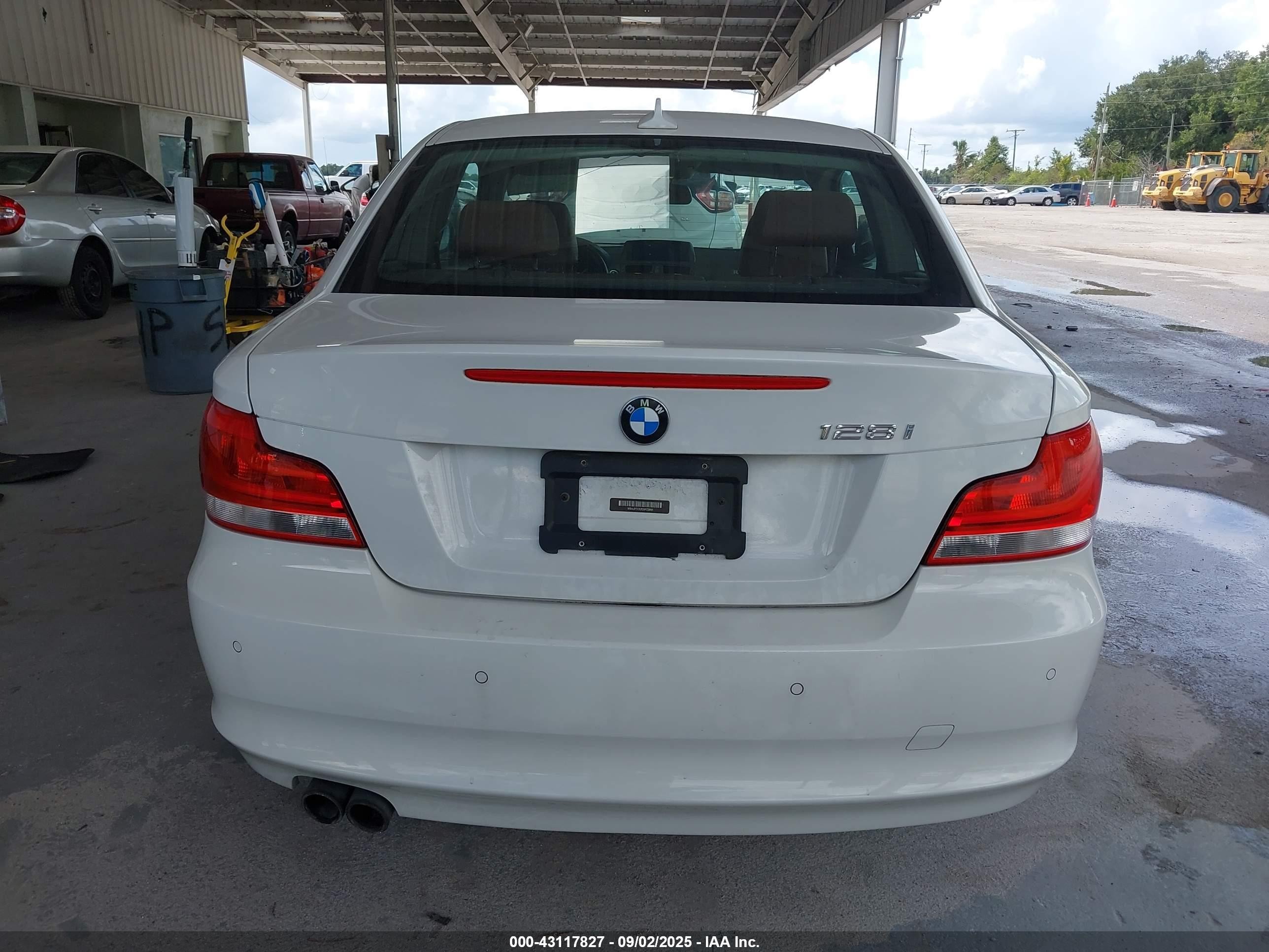 2012 Bmw 128i   White vin: WBAUP7C52CVP23995