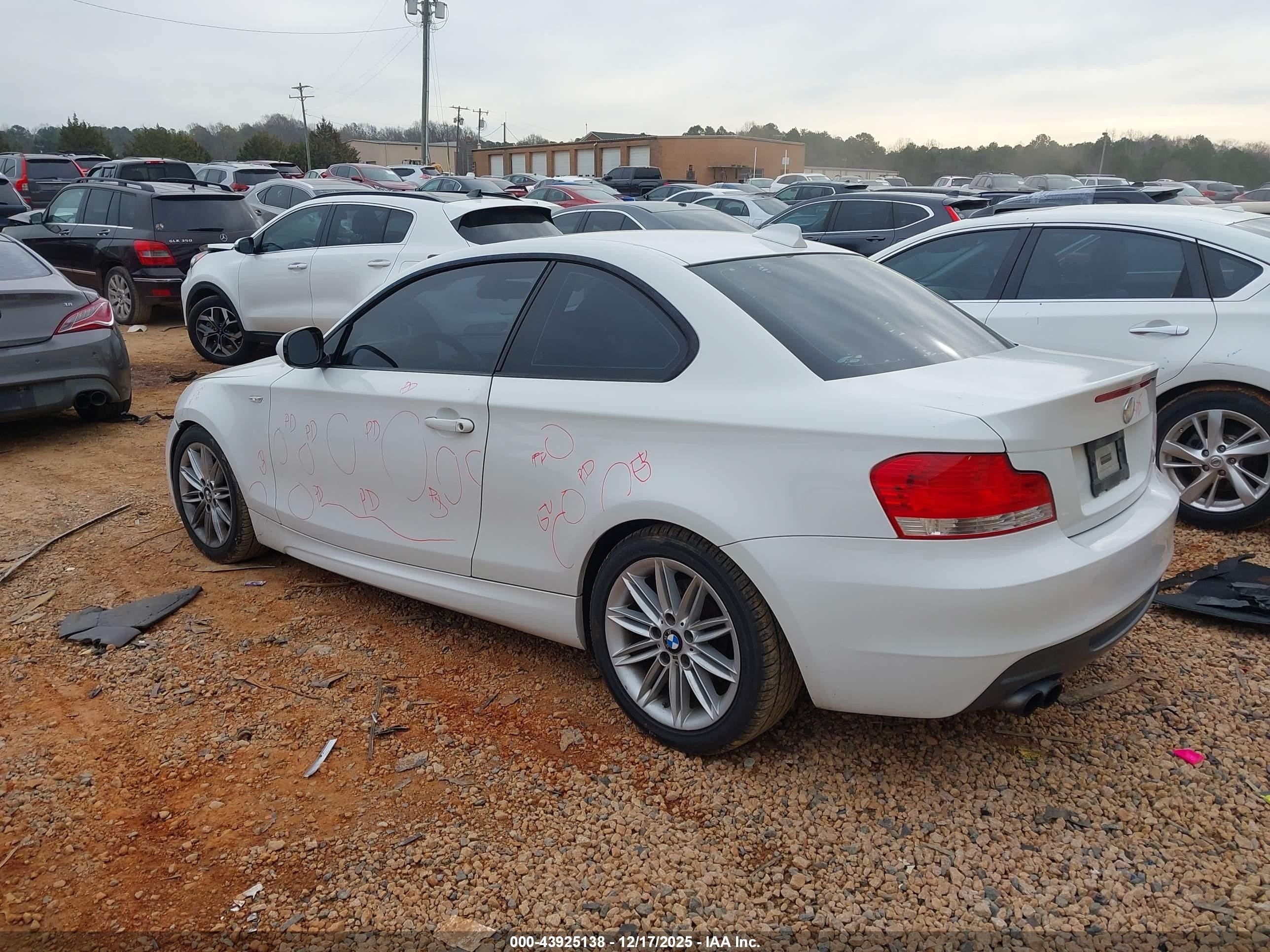 2010 Bmw 128i   White vin: WBAUP7C55AVF07574