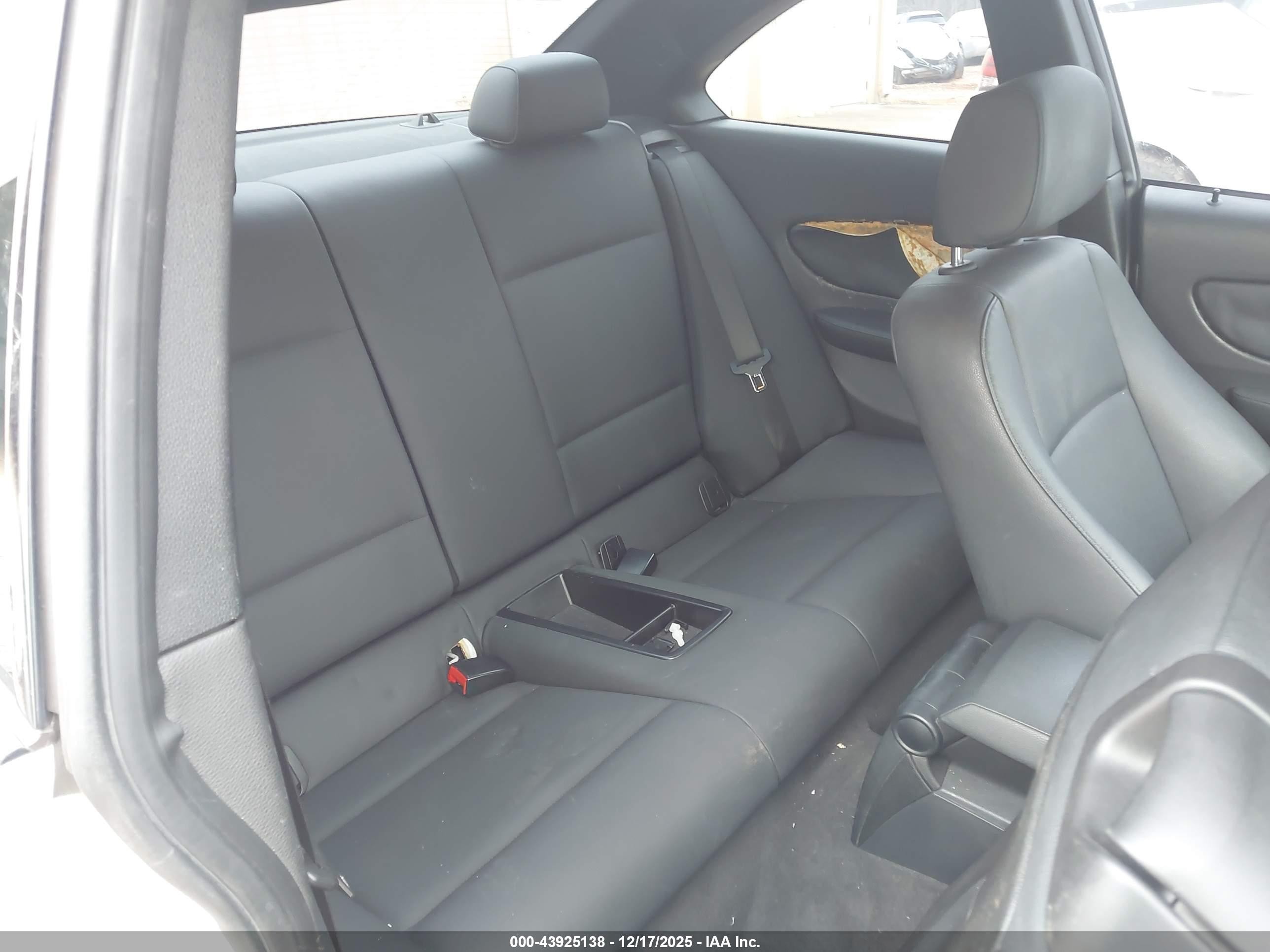 2010 Bmw 128i   White vin: WBAUP7C55AVF07574