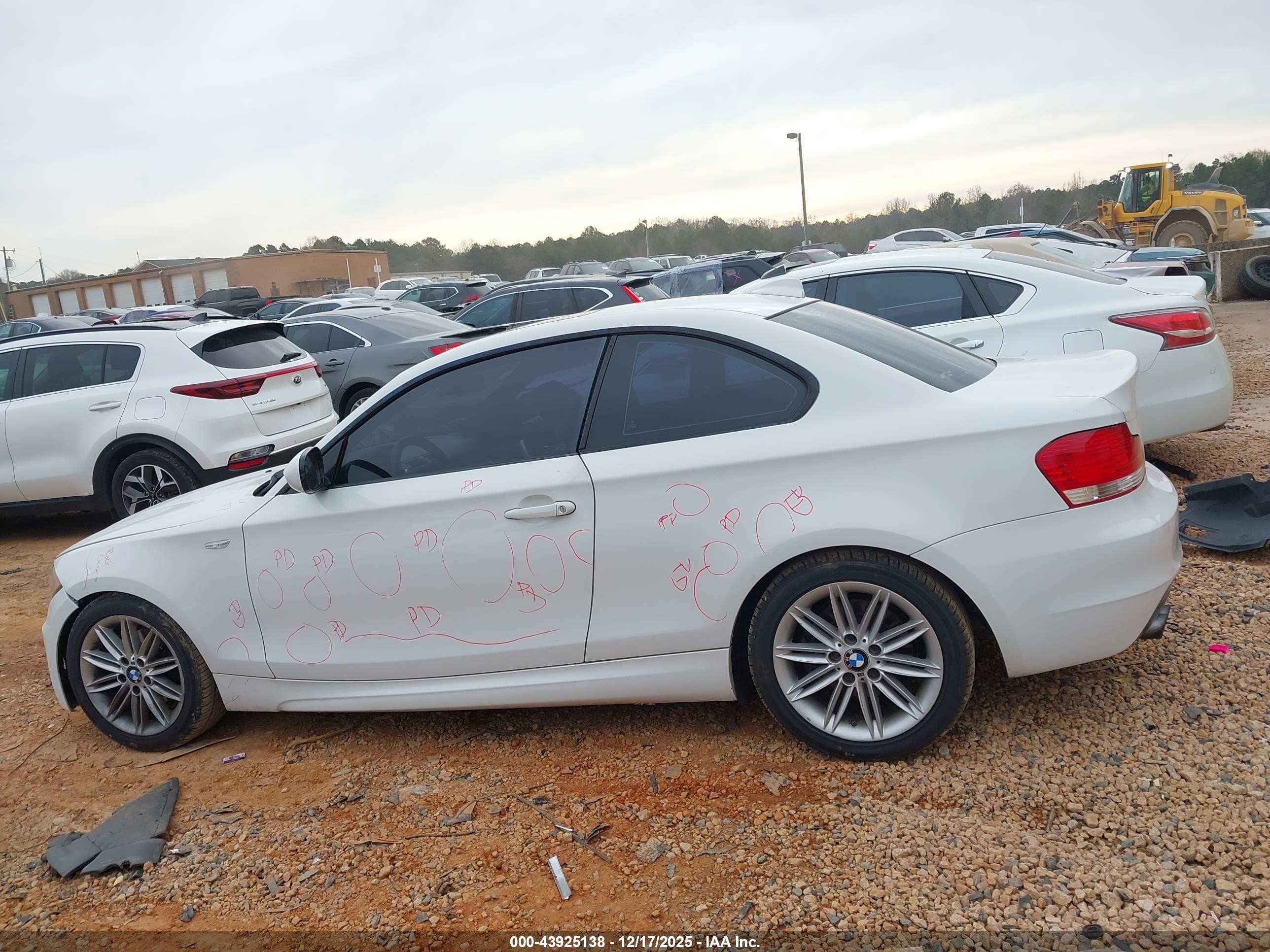 2010 Bmw 128i   White vin: WBAUP7C55AVF07574