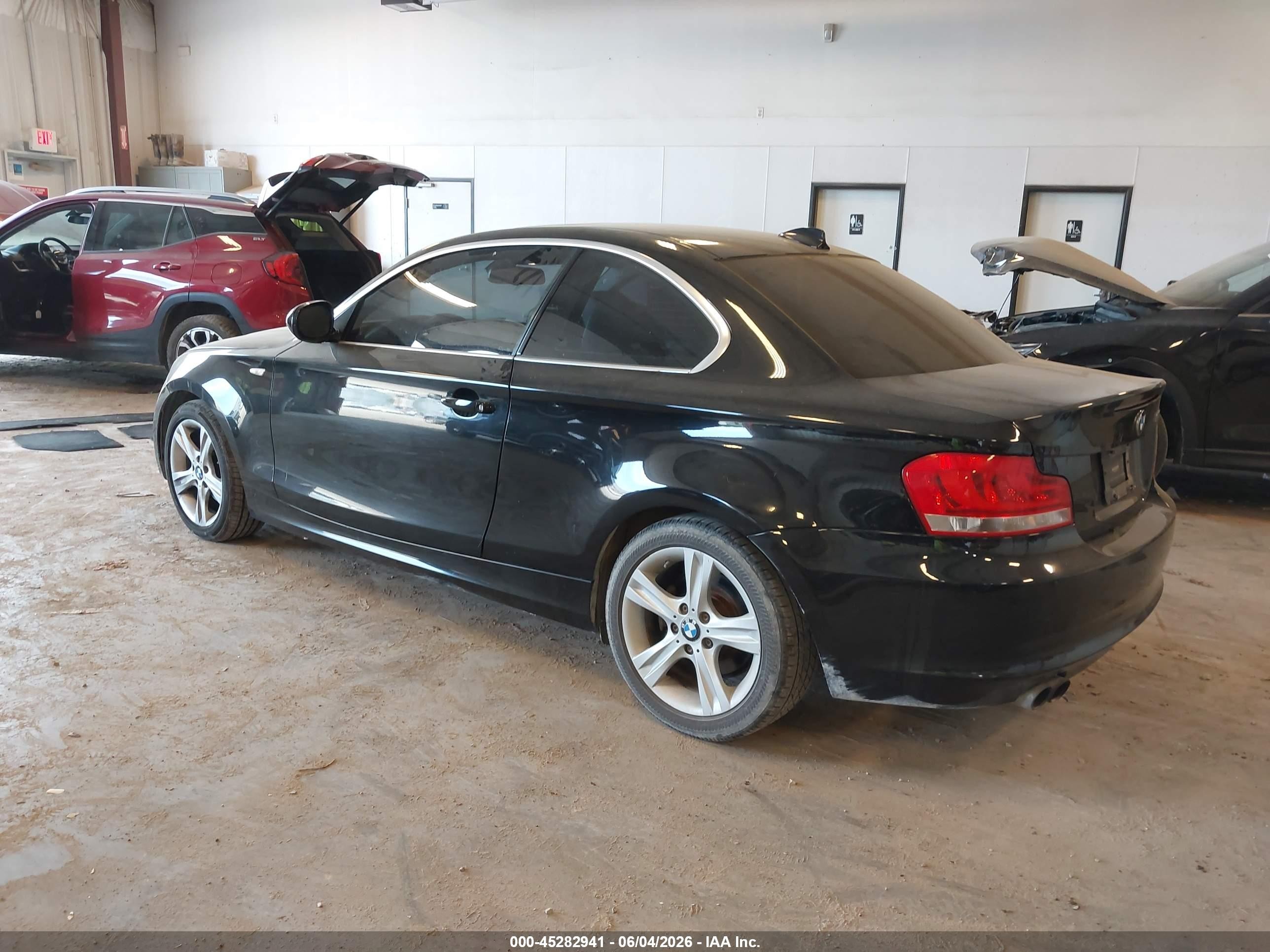 2012 Bmw 128i   Черный vin: WBAUP7C56CVP22736