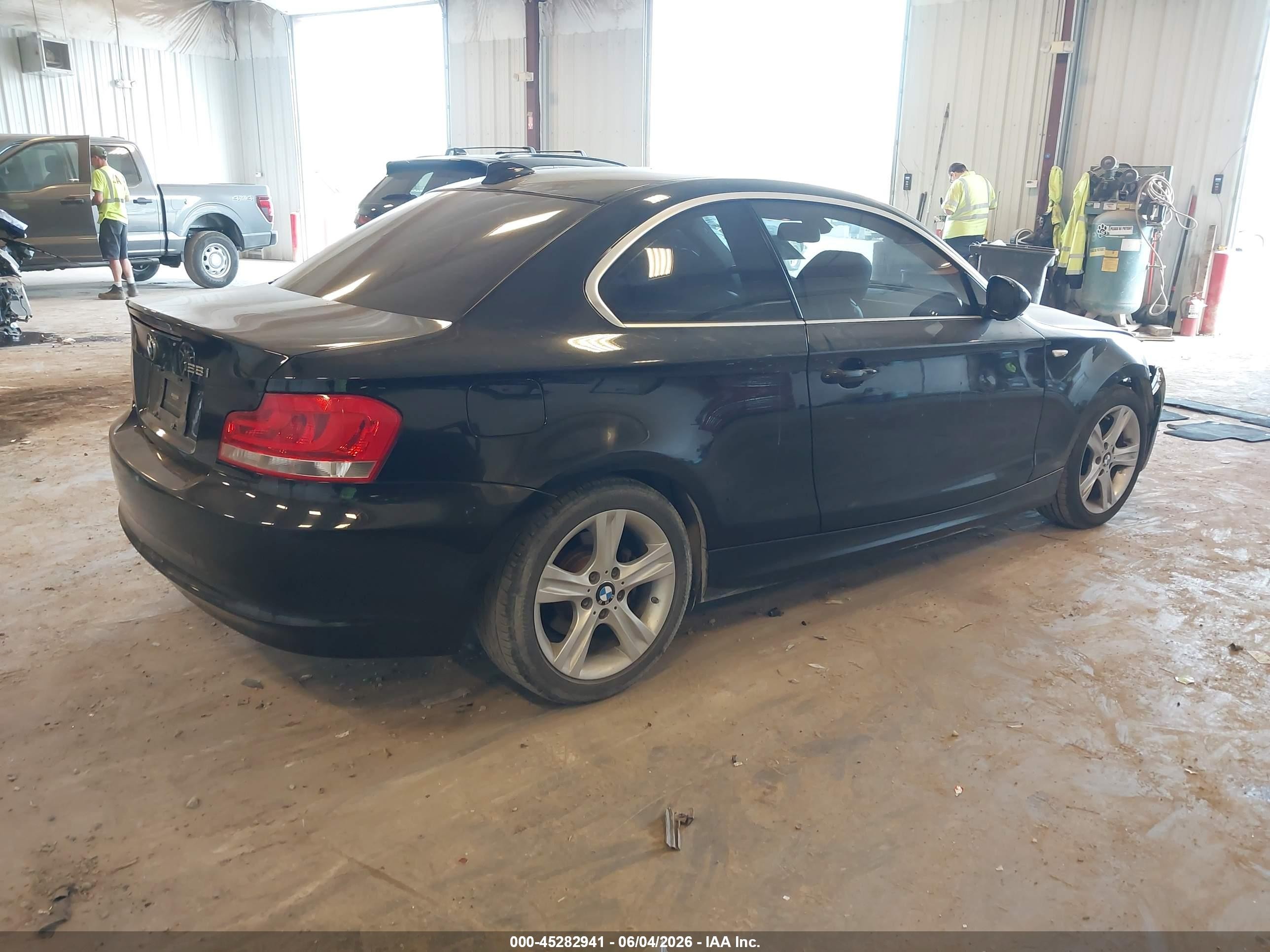 2012 Bmw 128i   Черный vin: WBAUP7C56CVP22736