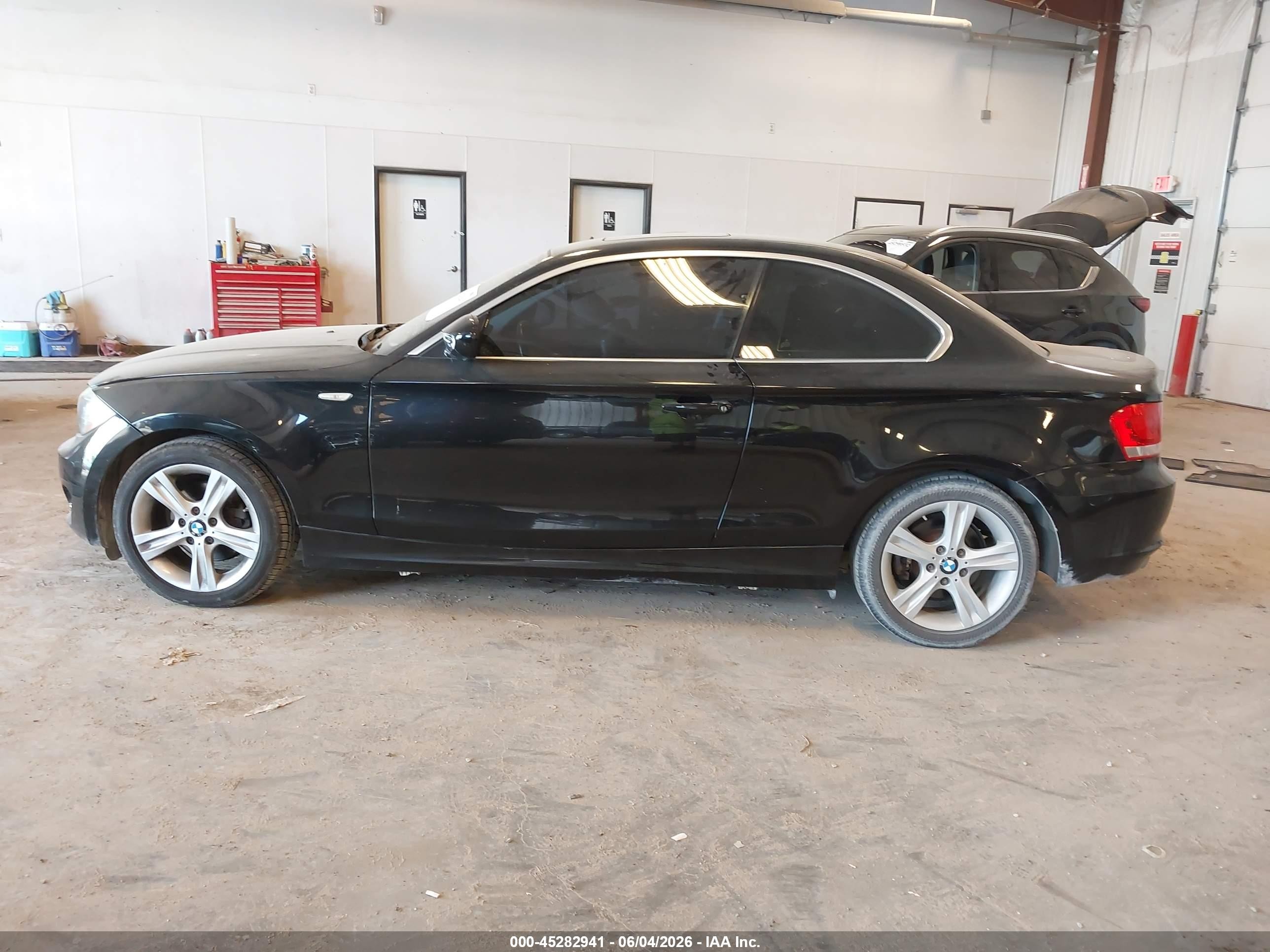 2012 Bmw 128i   Черный vin: WBAUP7C56CVP22736