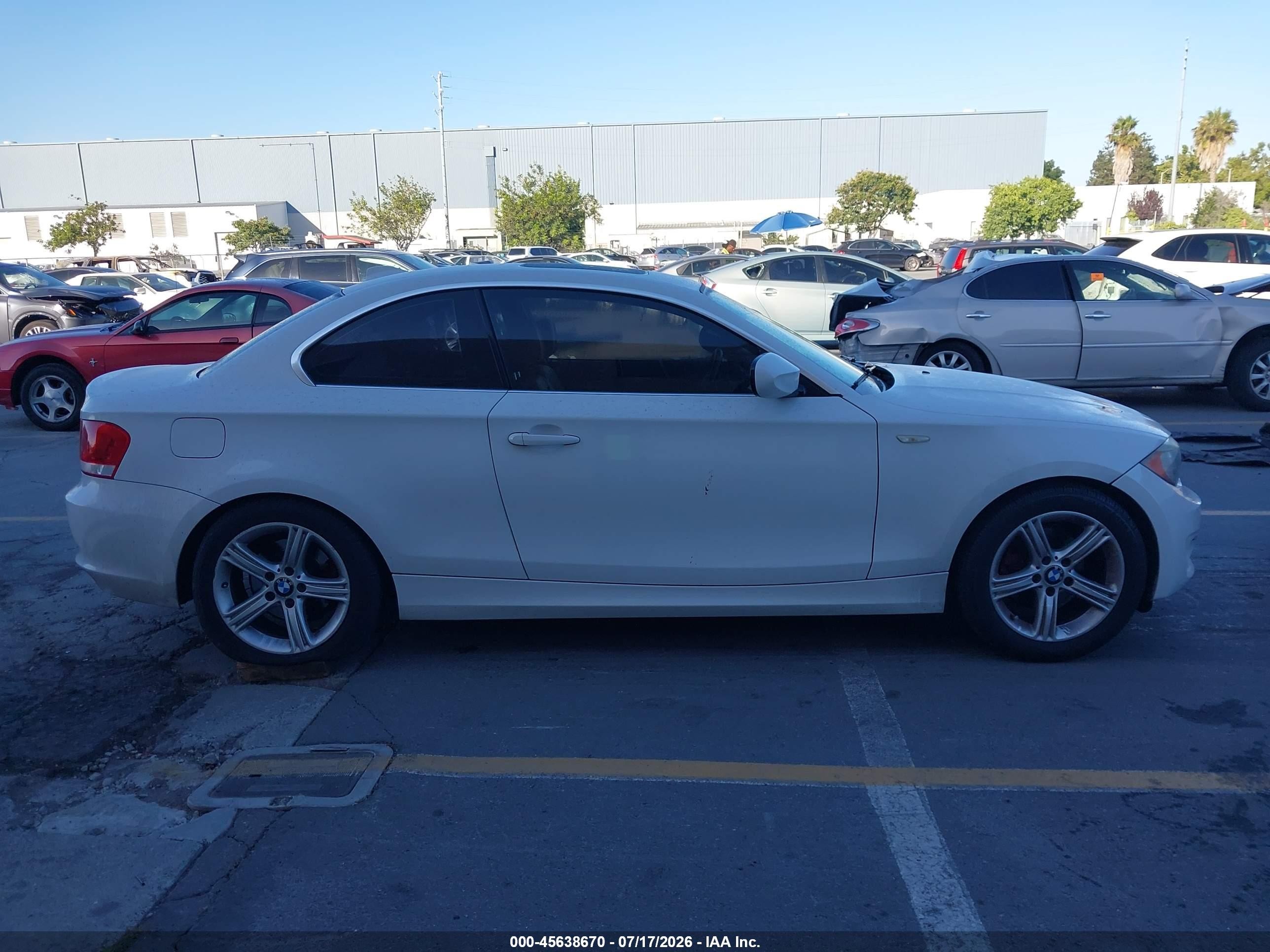 2013 Bmw 128i   White vin: WBAUP7C56DVP24682