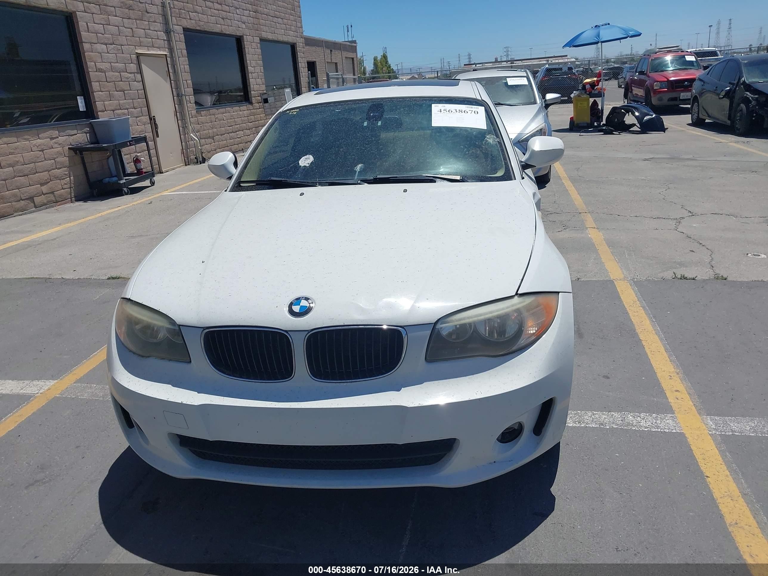 2013 Bmw 128i   White vin: WBAUP7C56DVP24682