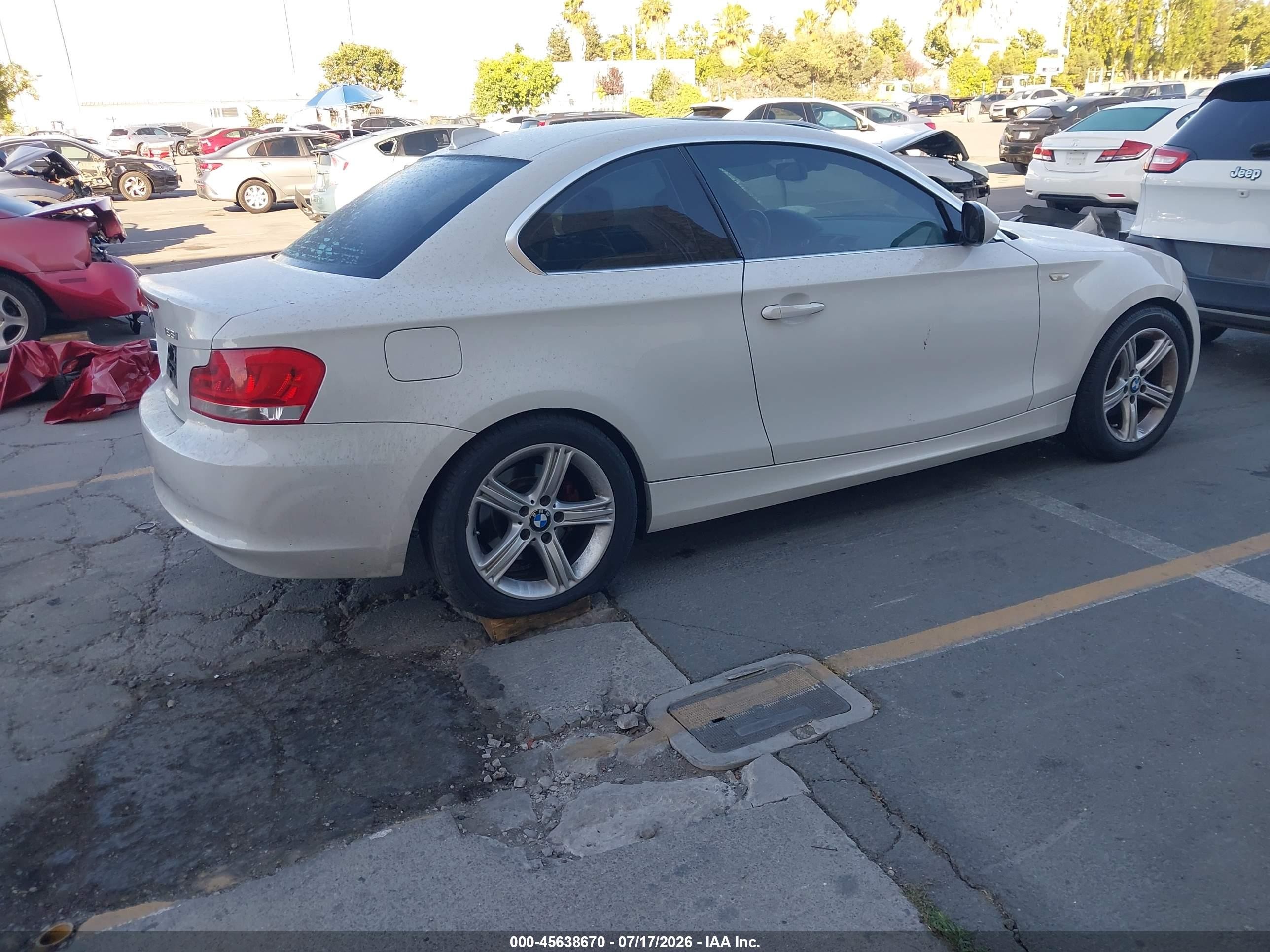 2013 Bmw 128i   White vin: WBAUP7C56DVP24682