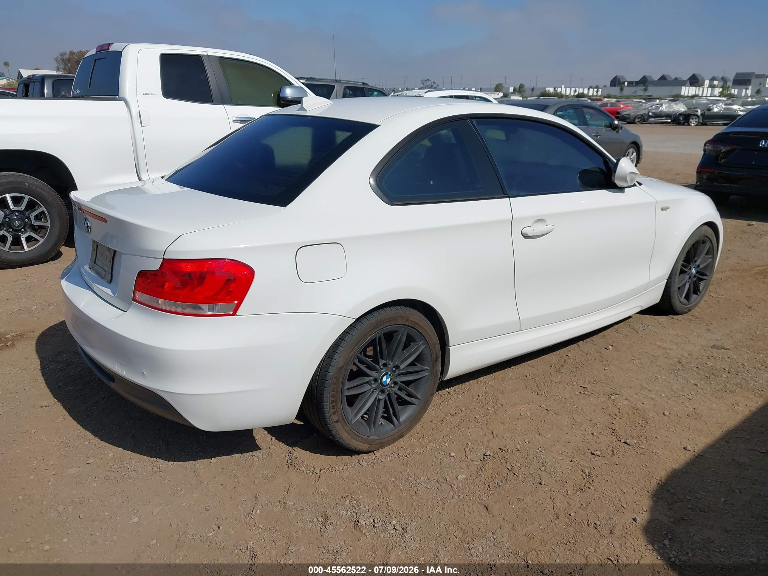 2012 Bmw 128i   White vin: WBAUP7C58CVM55213