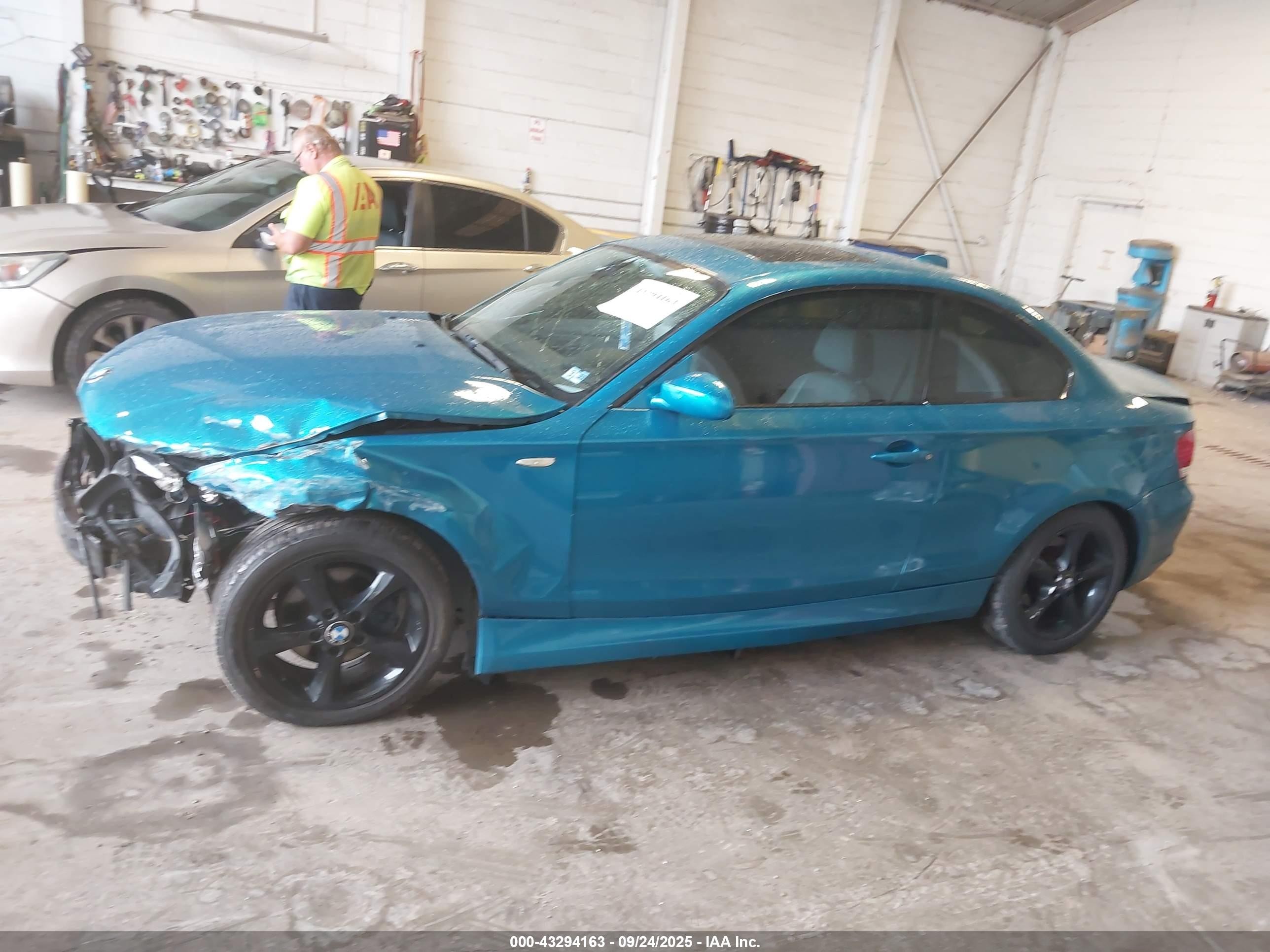 2009 Bmw 128i   Бирюзовый vin: WBAUP93539VF48972