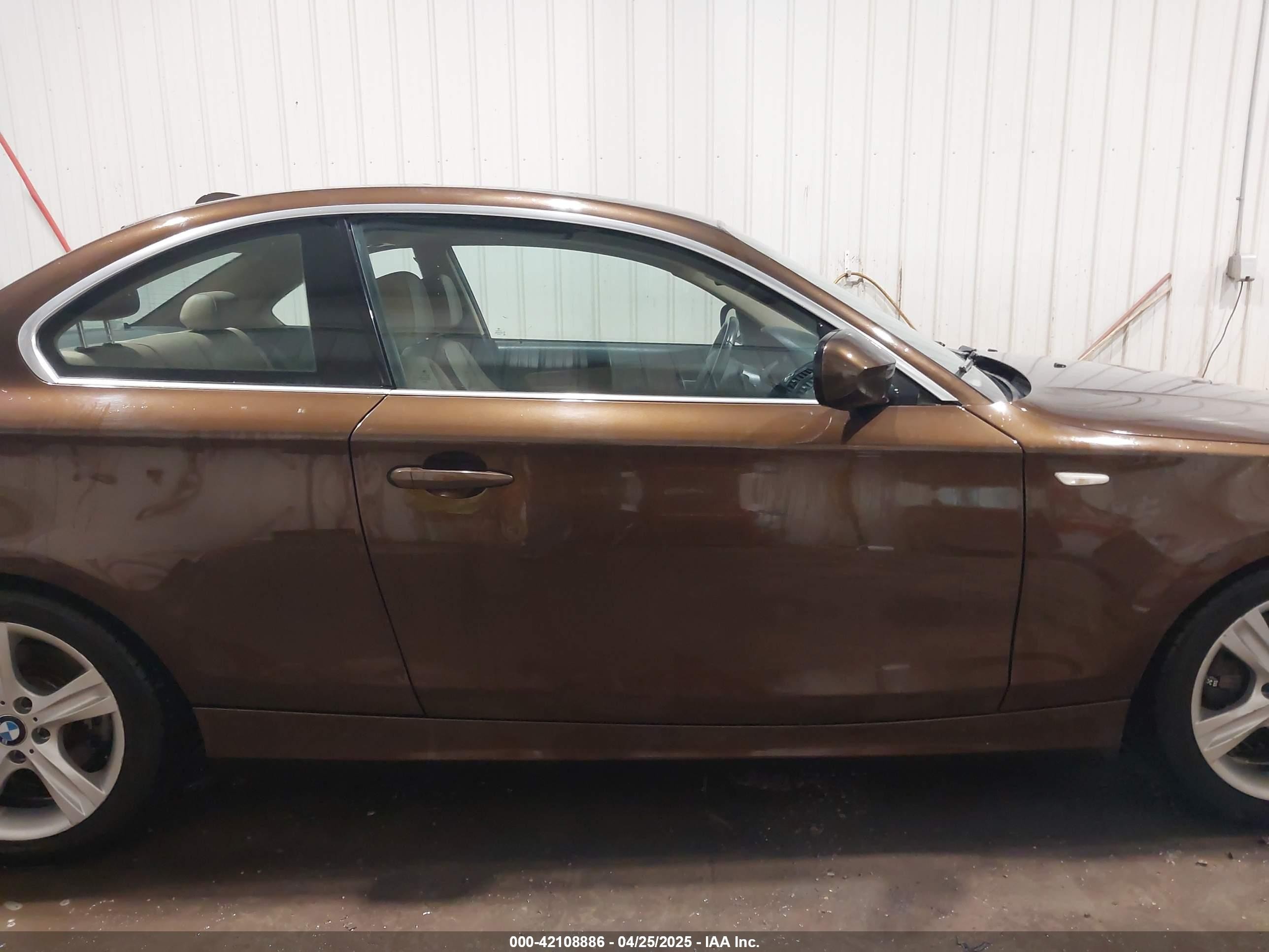 2012 Bmw 128i   Коричневый vin: WBAUP9C54CVL90999