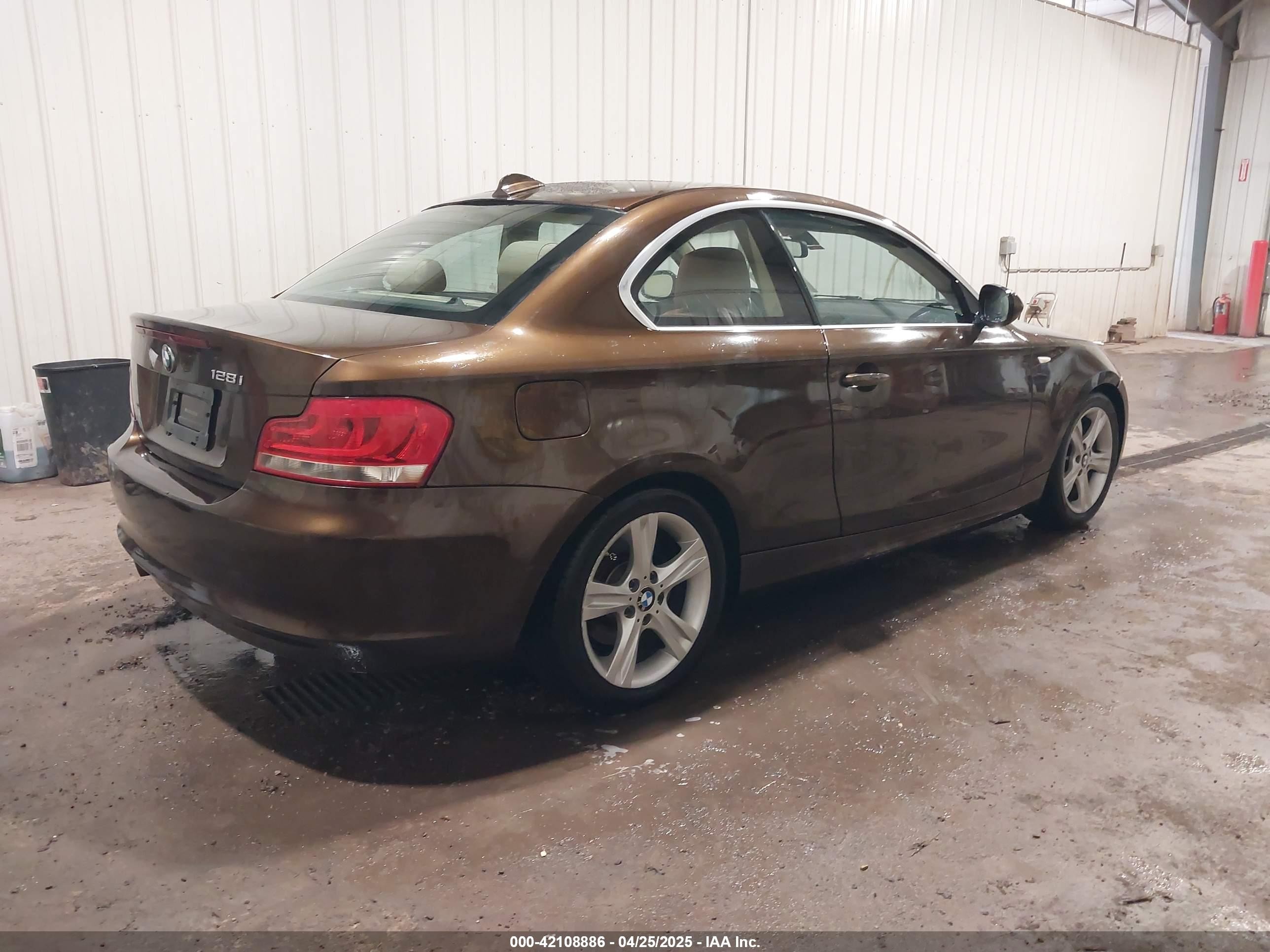 2012 Bmw 128i   Коричневый vin: WBAUP9C54CVL90999