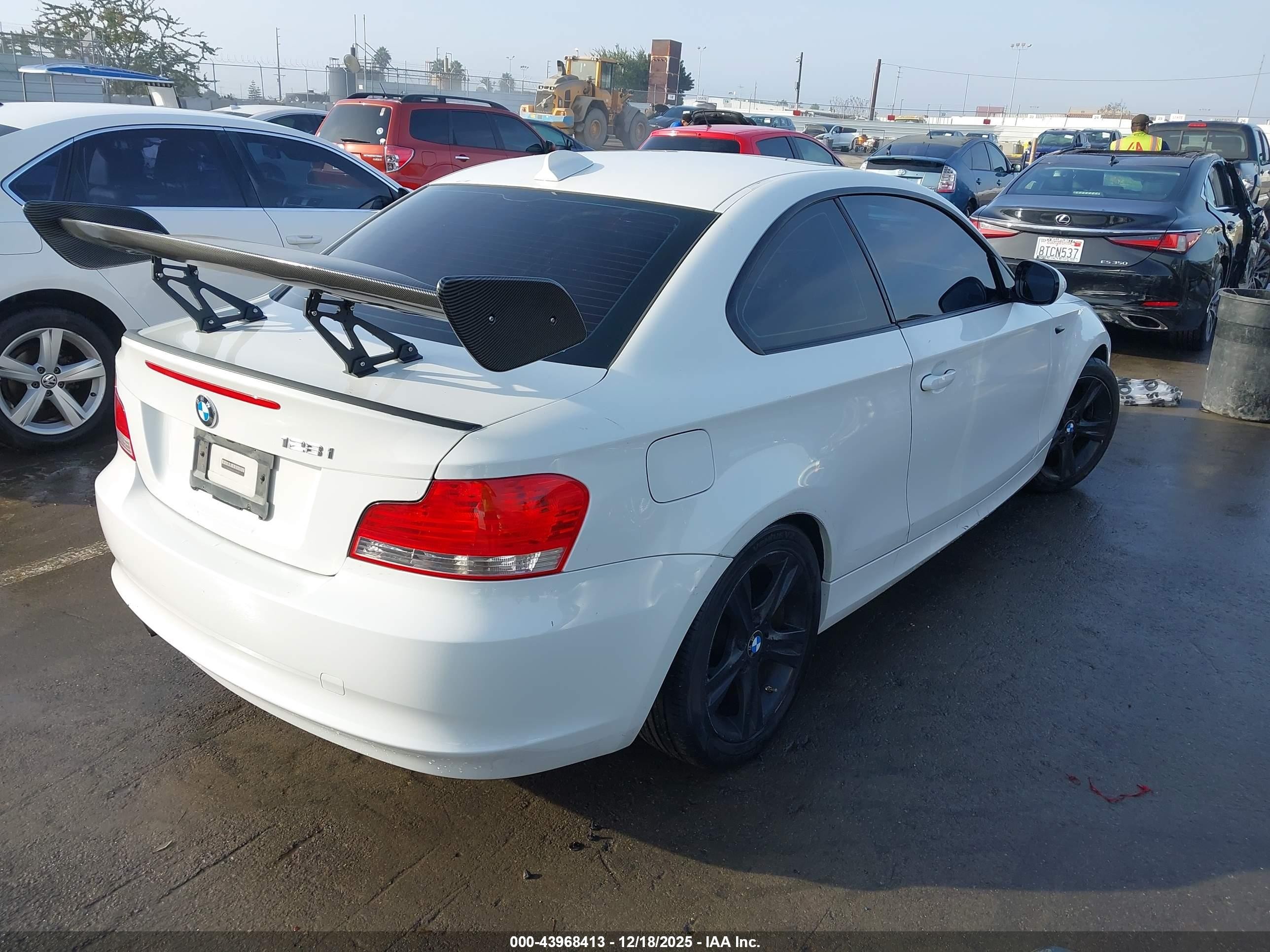2010 Bmw 128i   Белый vin: WBAUP9C57AVL89133