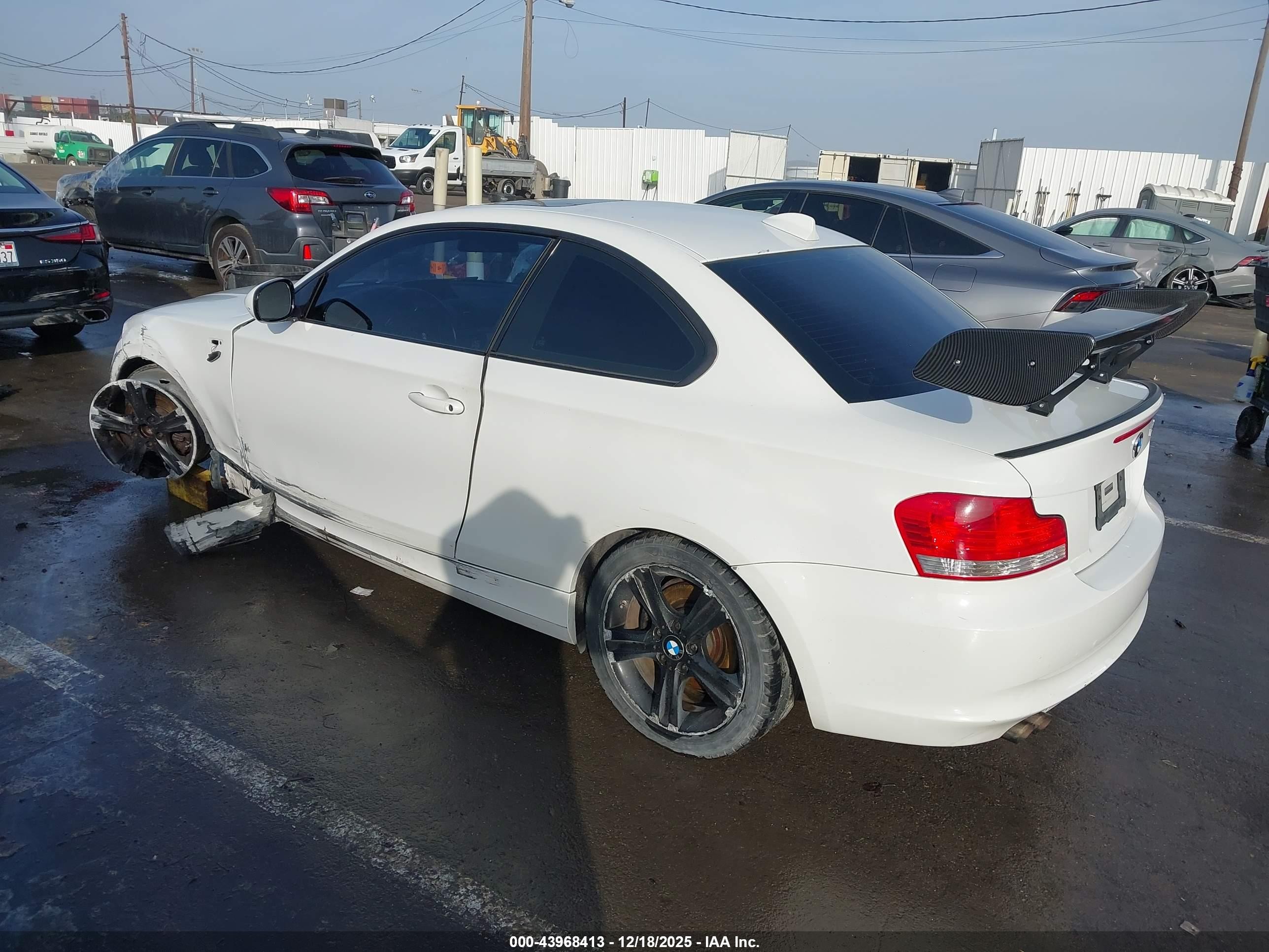 2010 Bmw 128i   Белый vin: WBAUP9C57AVL89133