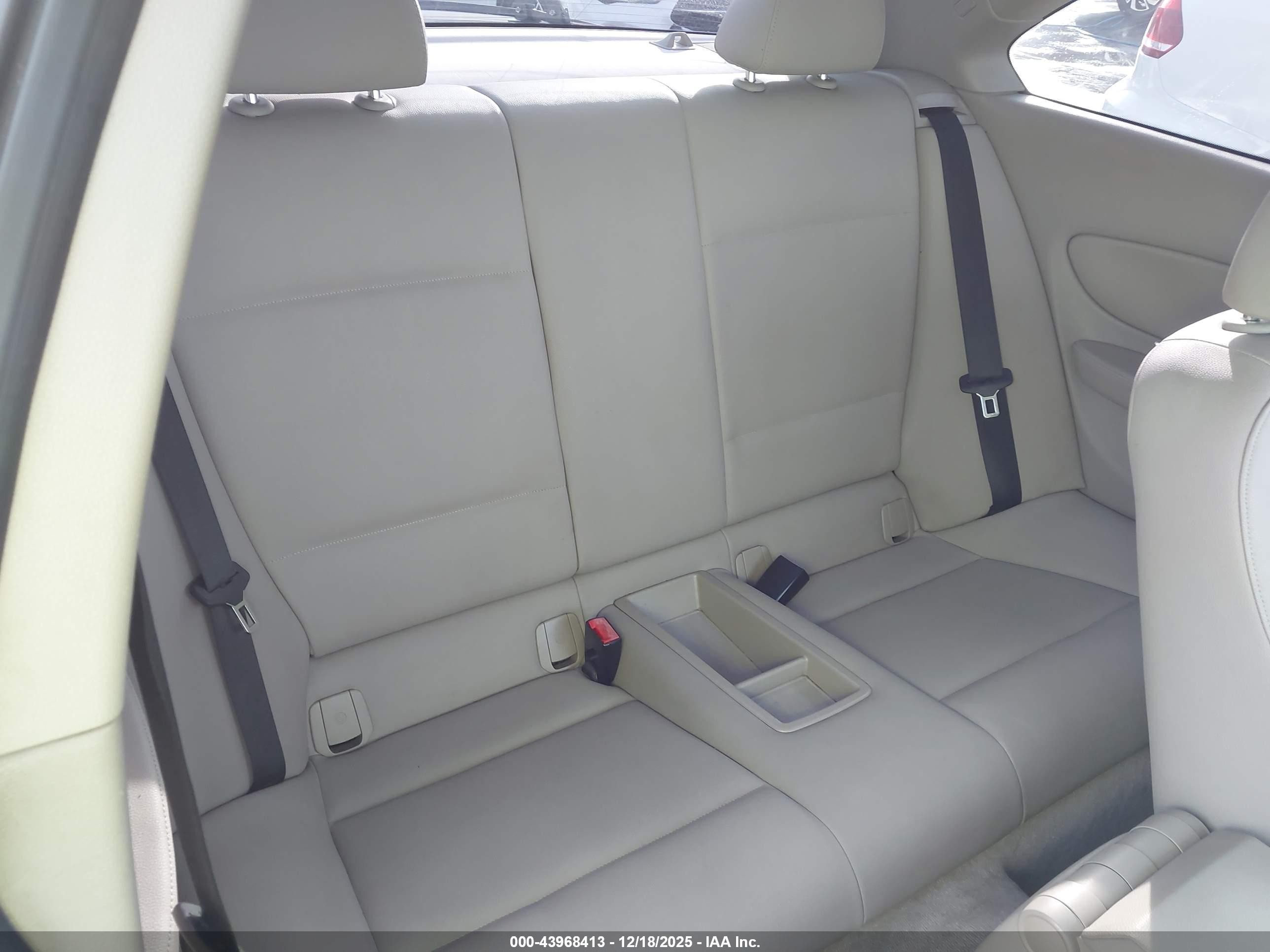 2010 Bmw 128i   Белый vin: WBAUP9C57AVL89133
