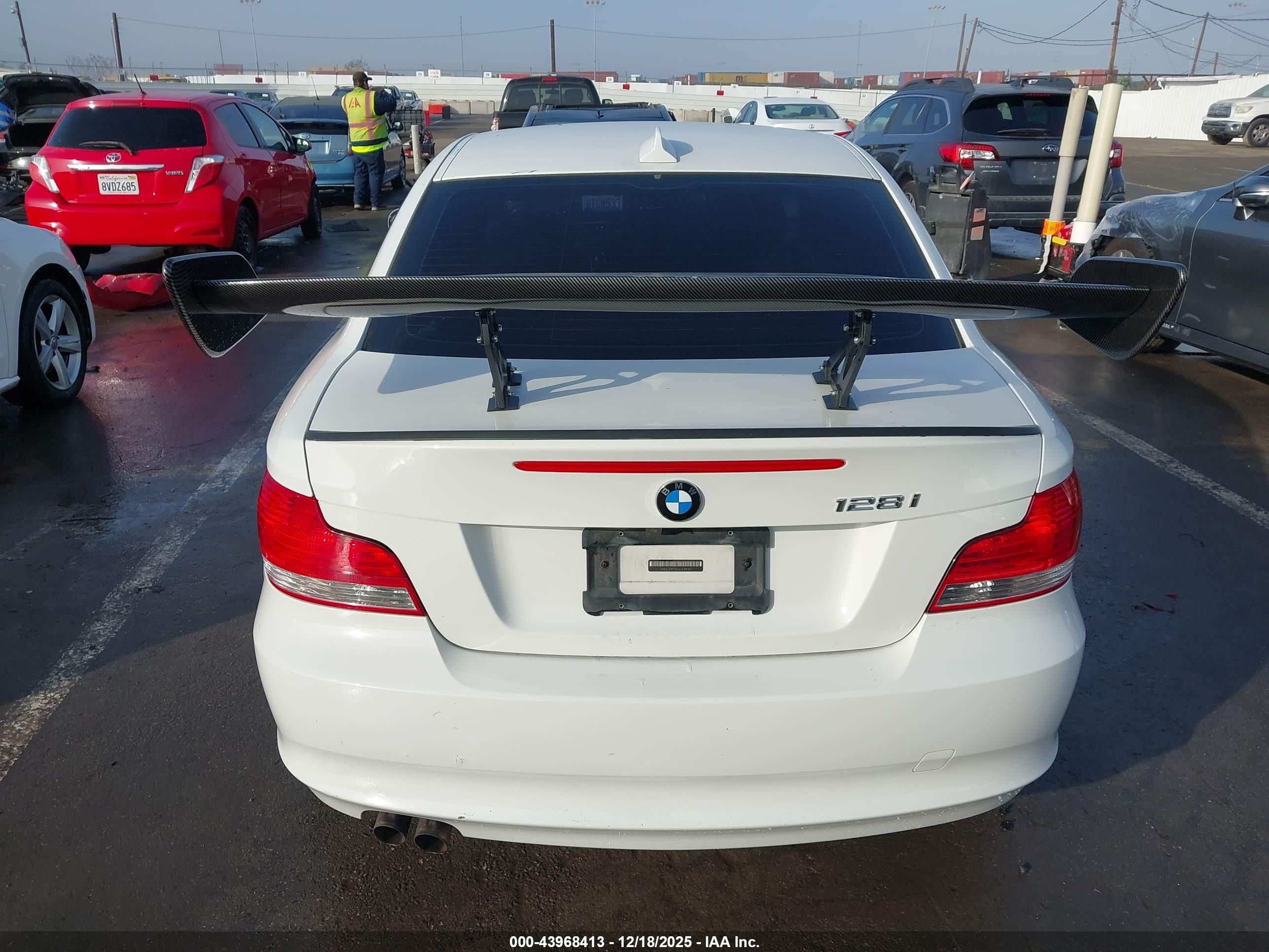 2010 Bmw 128i   Белый vin: WBAUP9C57AVL89133
