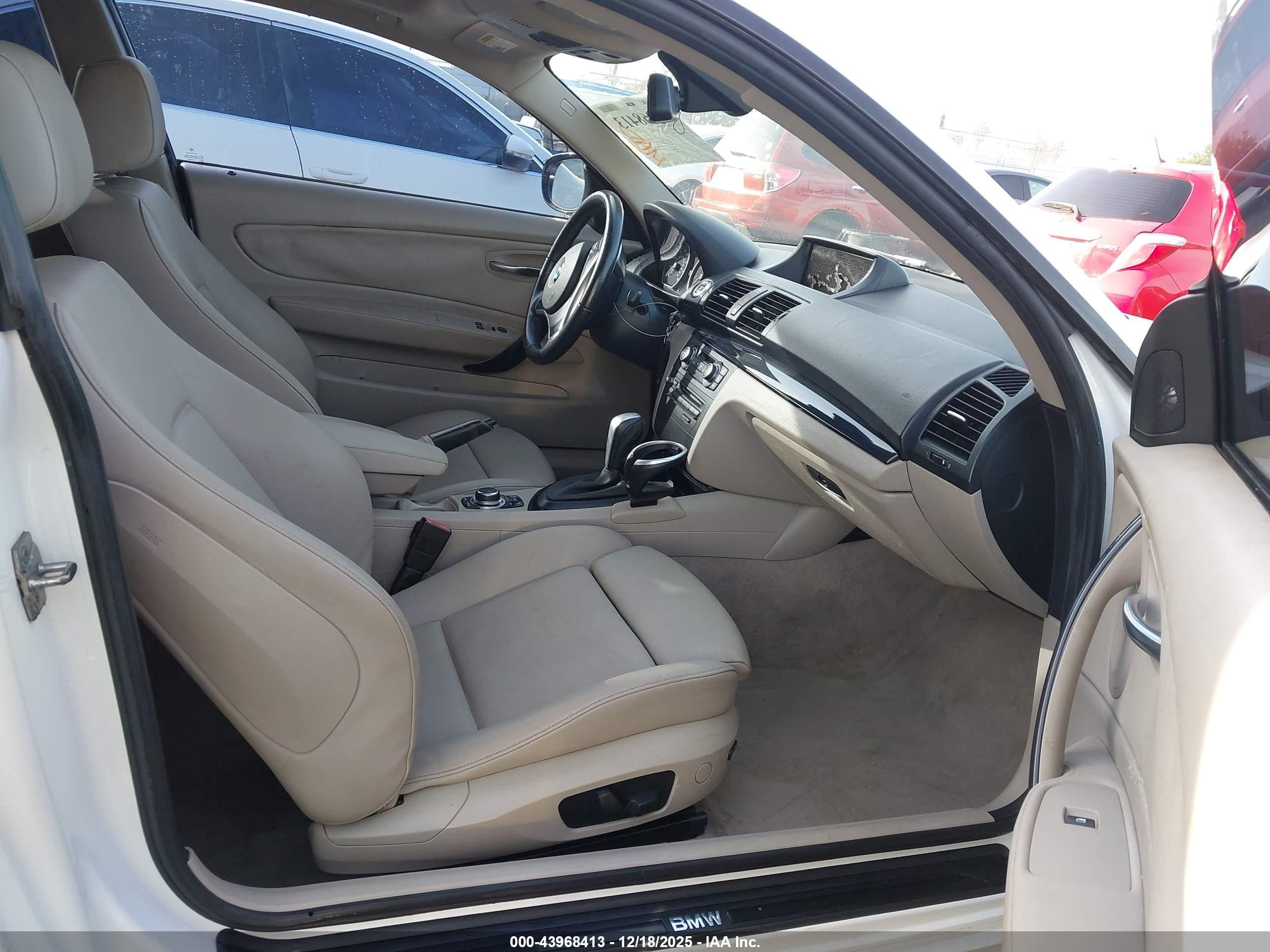 2010 Bmw 128i   Белый vin: WBAUP9C57AVL89133