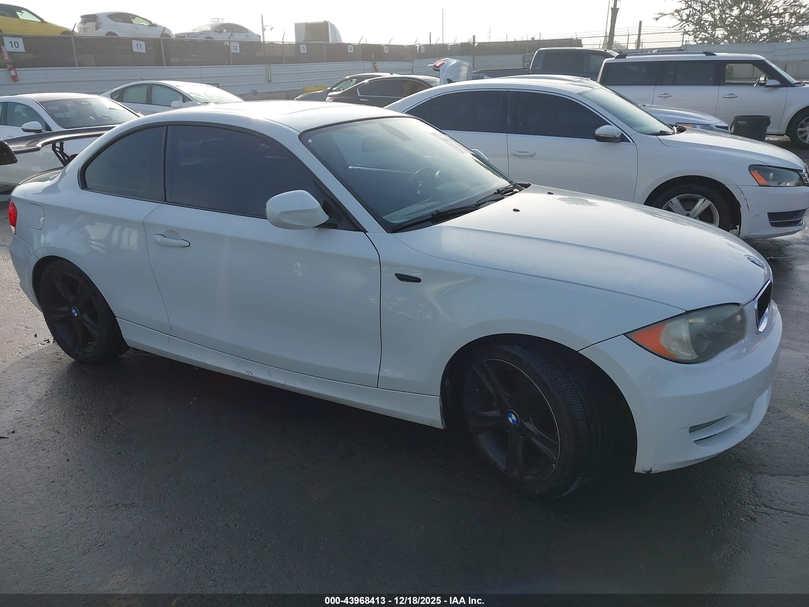 2010 Bmw 128i   Белый vin: WBAUP9C57AVL89133