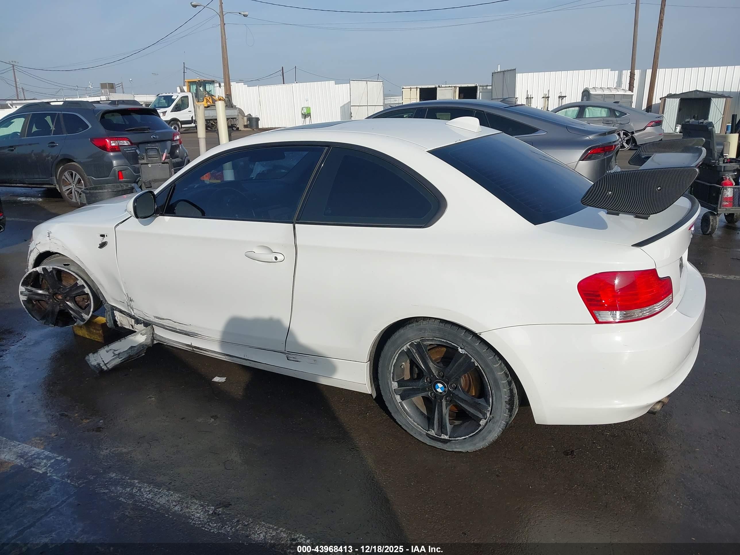 2010 Bmw 128i   Белый vin: WBAUP9C57AVL89133