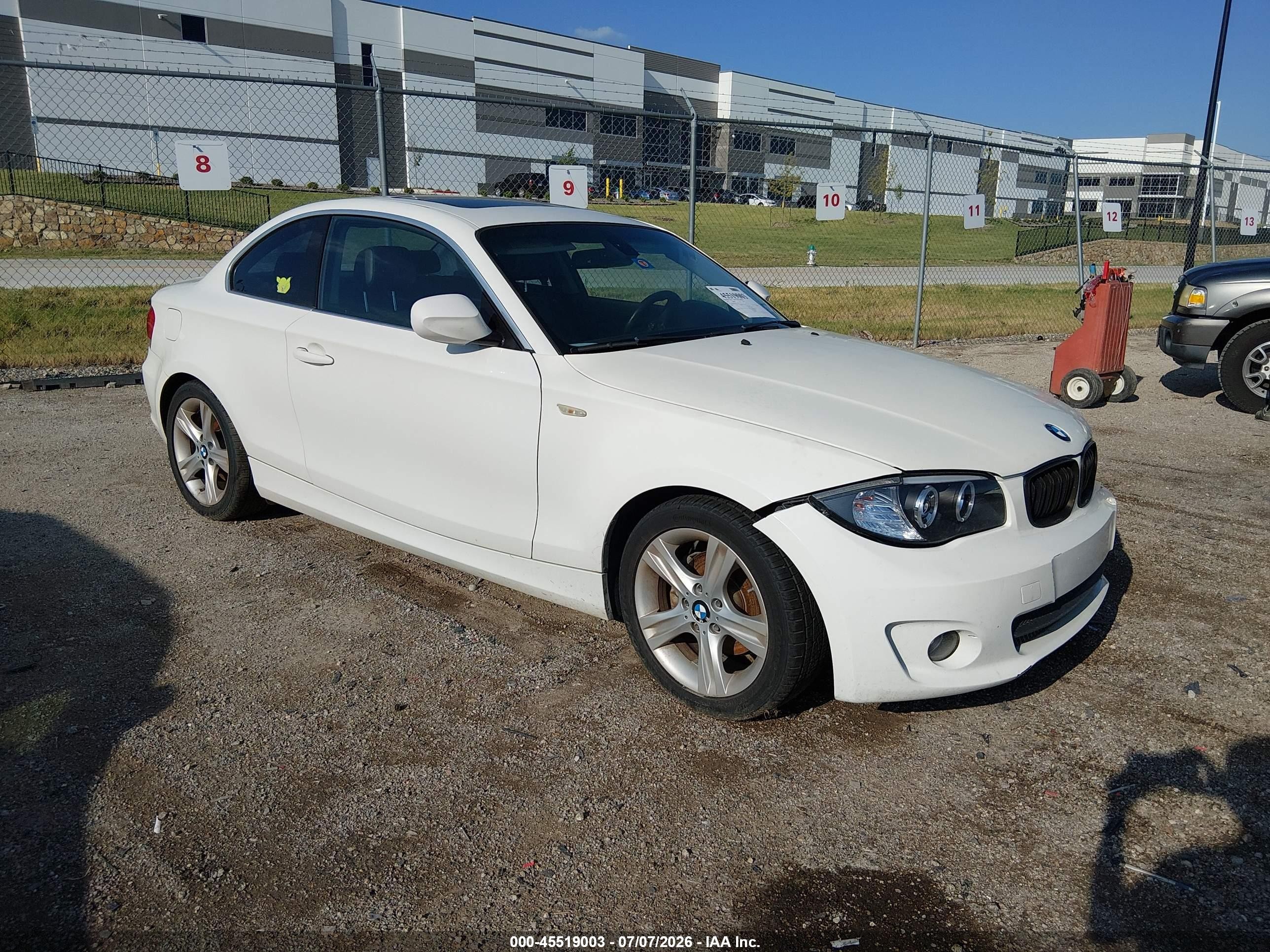 2012 Bmw 128i   Белый vin: WBAUP9C57CVL91144