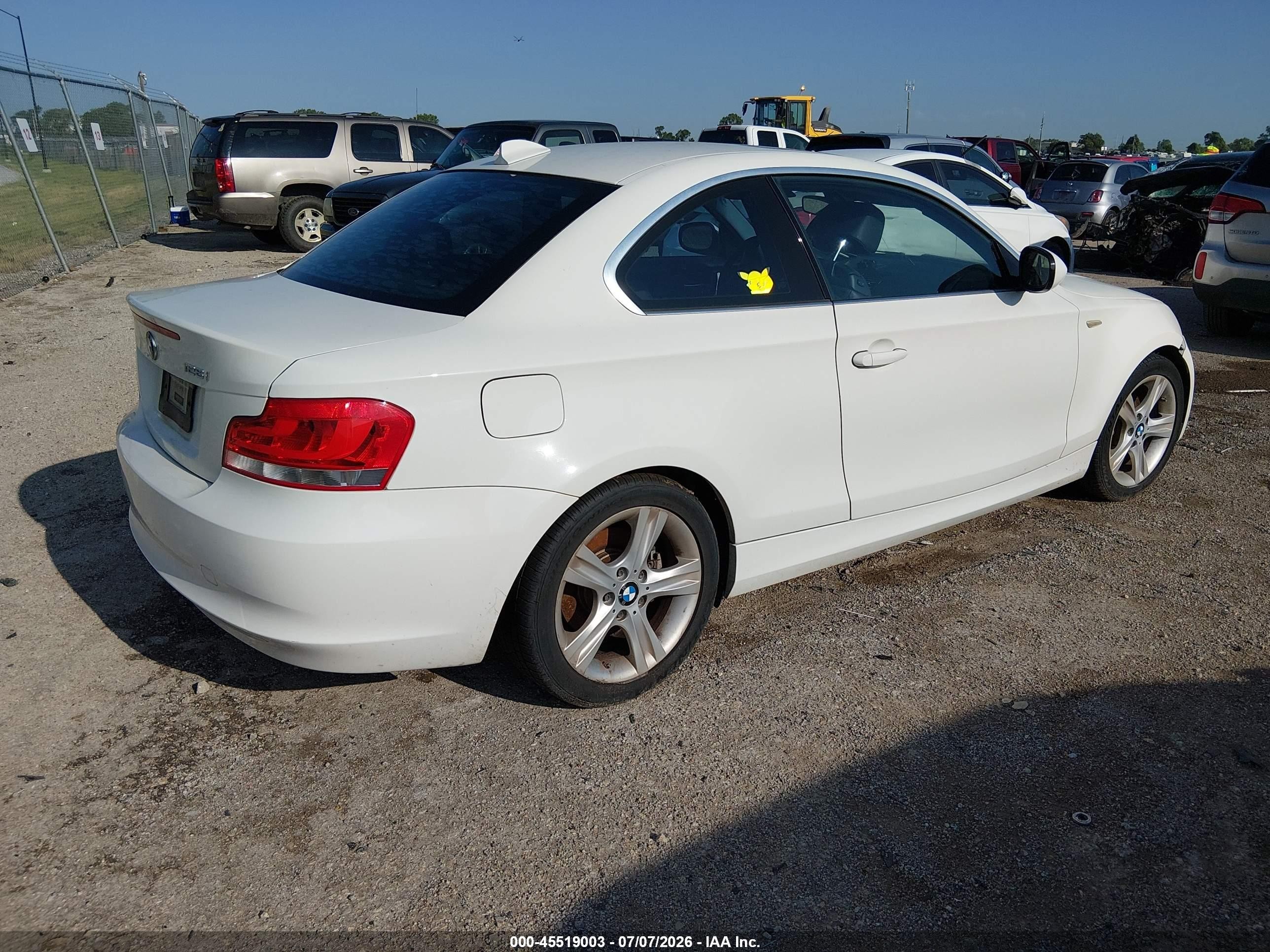 2012 Bmw 128i   Белый vin: WBAUP9C57CVL91144