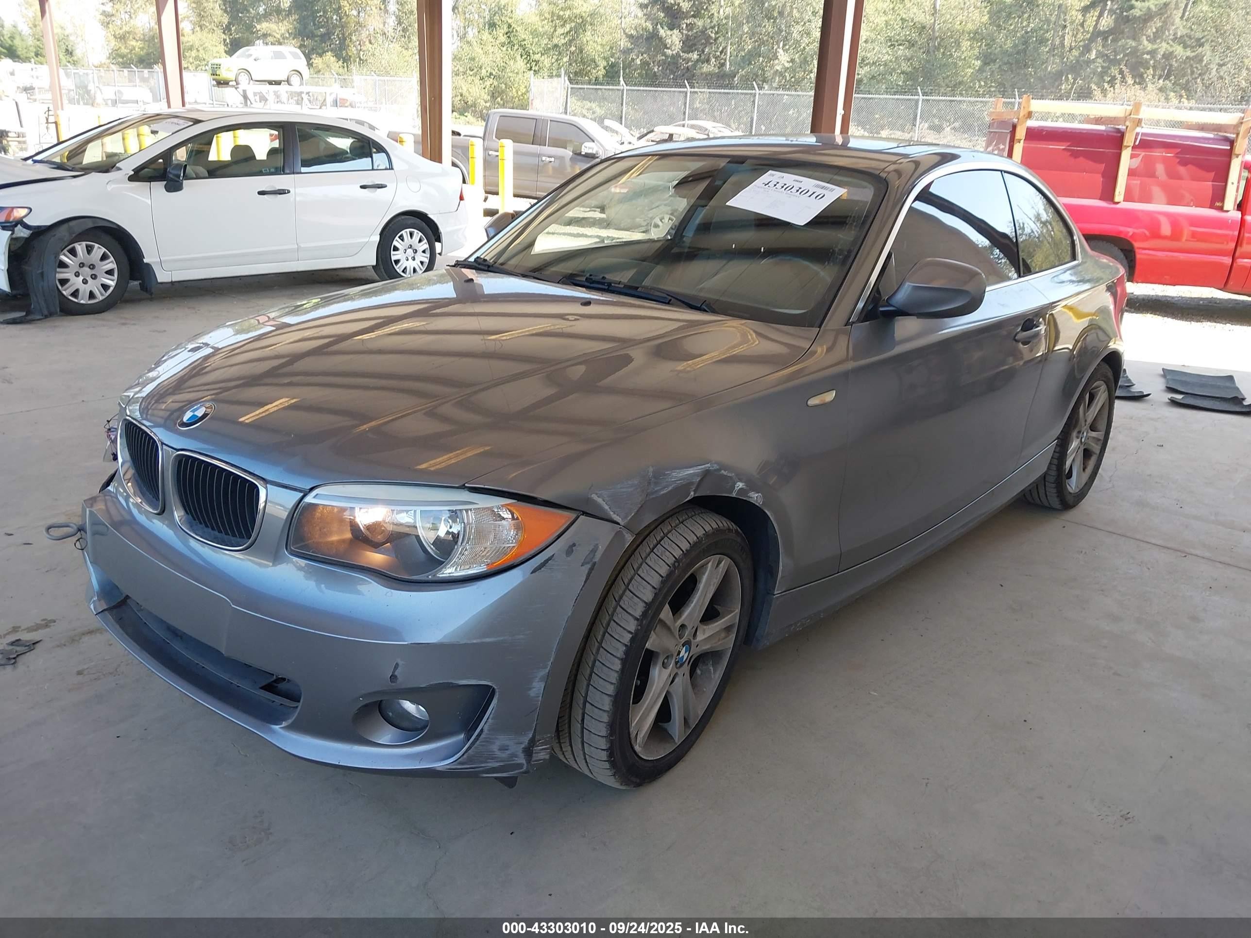 2012 Bmw 128i   Серый vin: WBAUP9C5XCVL91817