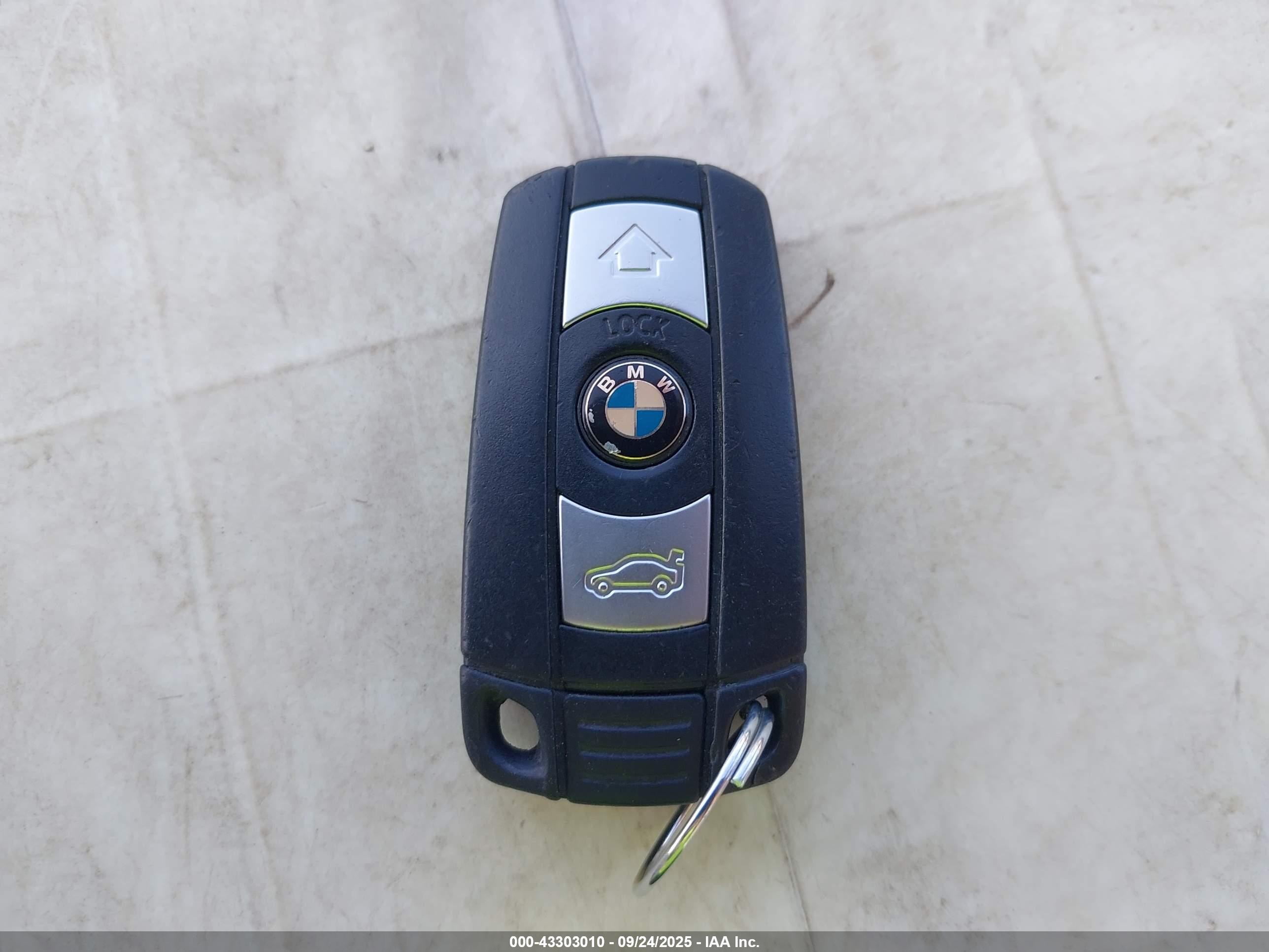 2012 Bmw 128i   Серый vin: WBAUP9C5XCVL91817
