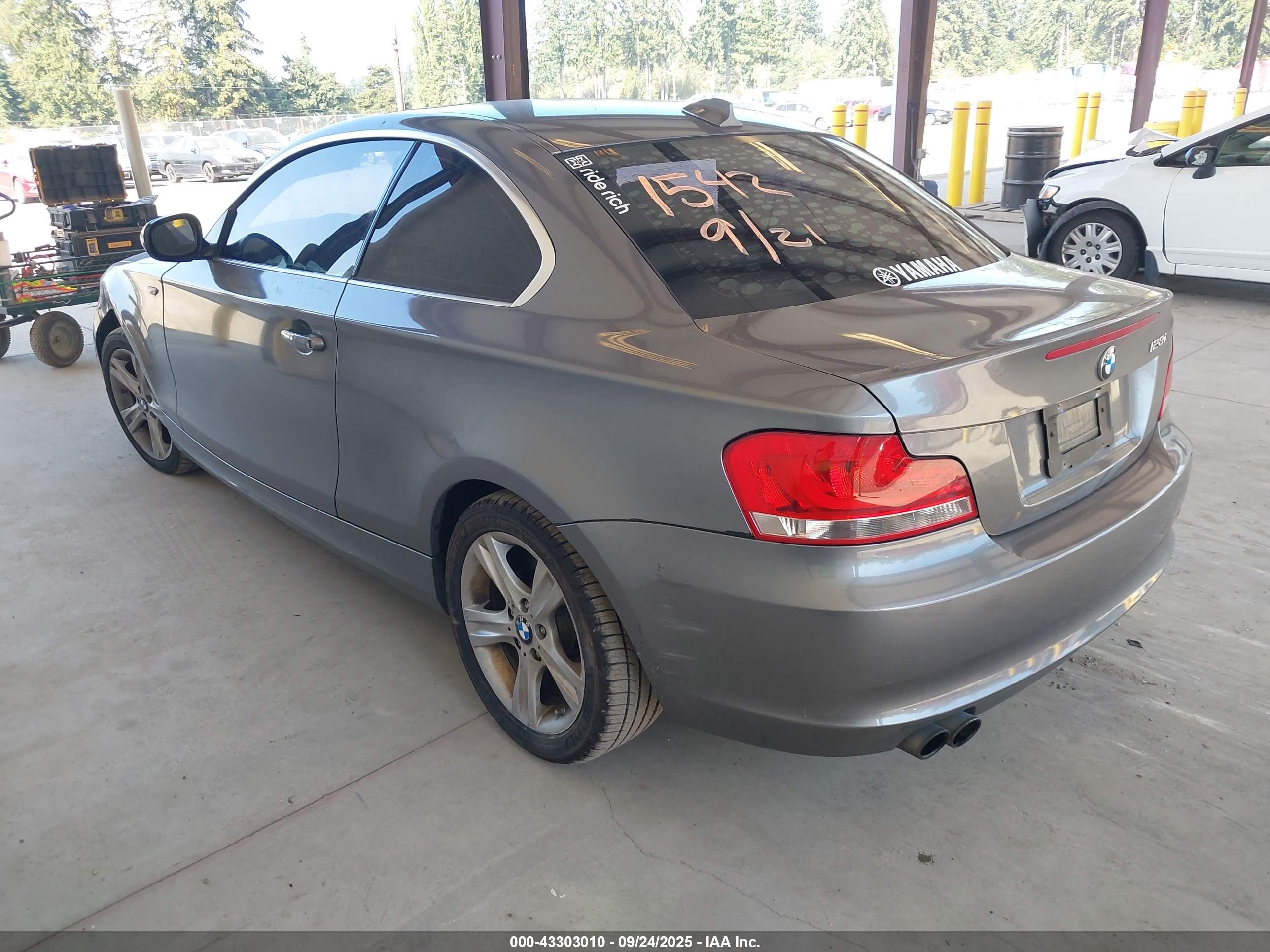 2012 Bmw 128i   Серый vin: WBAUP9C5XCVL91817