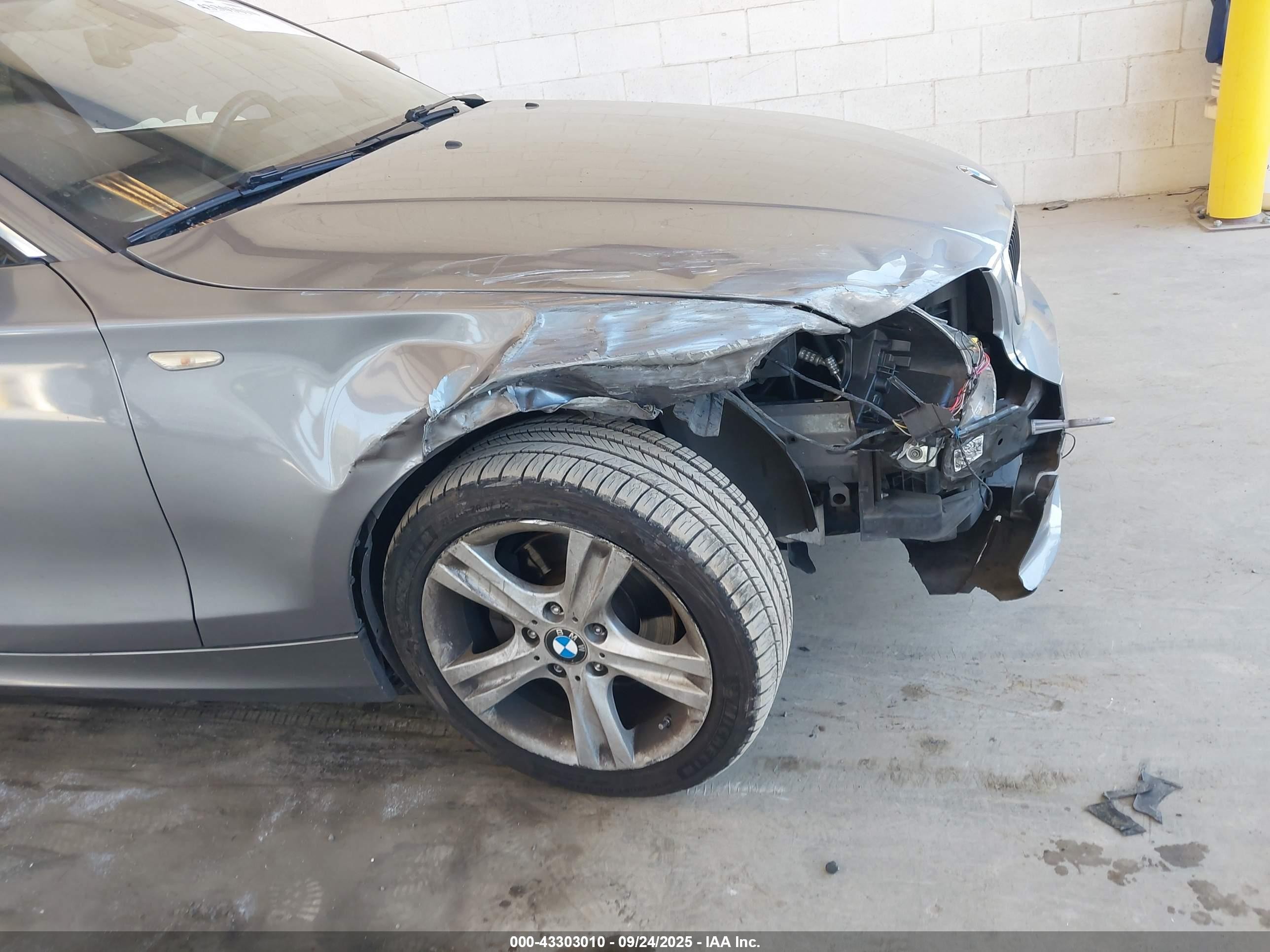 2012 Bmw 128i   Серый vin: WBAUP9C5XCVL91817