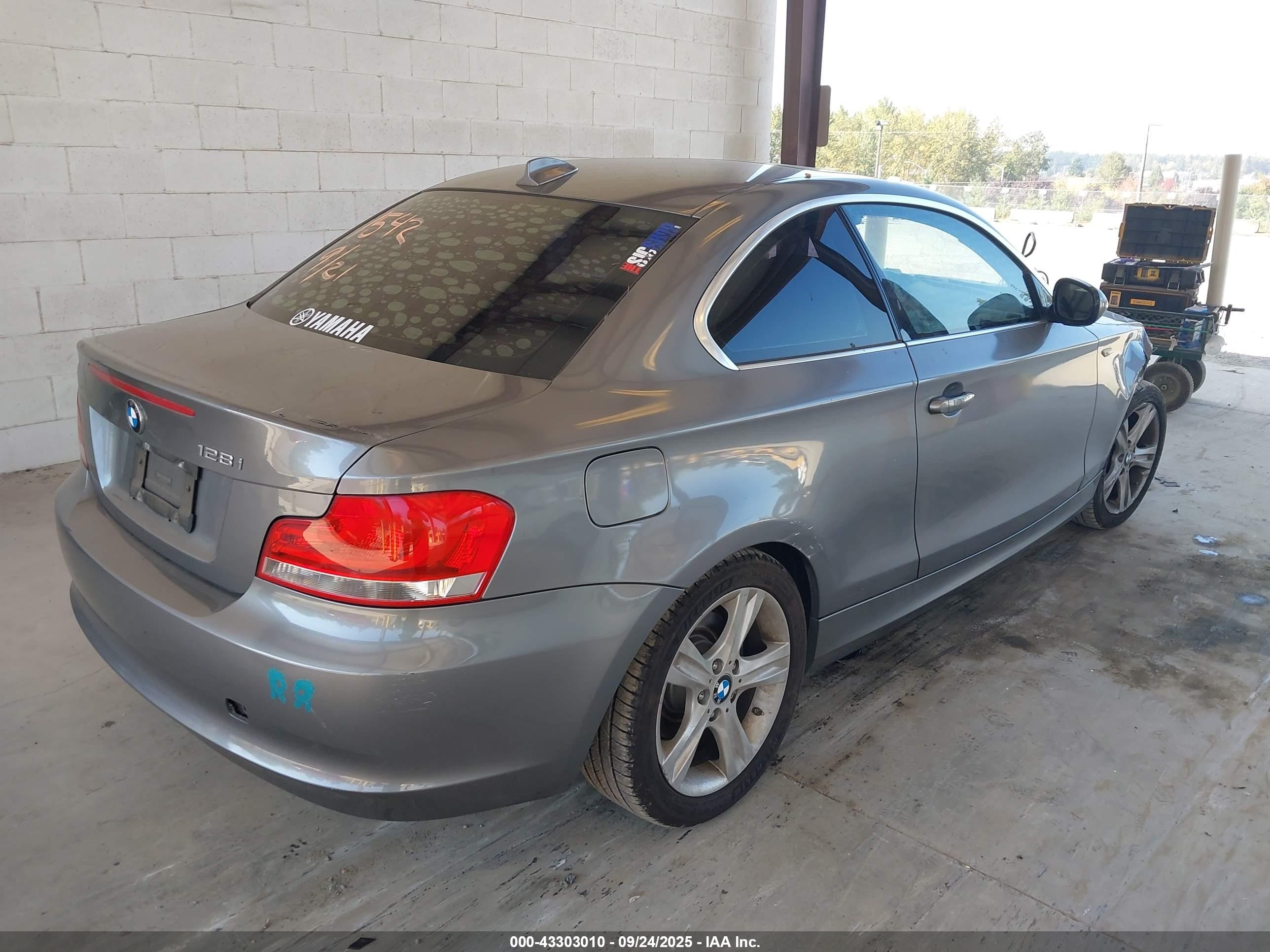 2012 Bmw 128i   Серый vin: WBAUP9C5XCVL91817