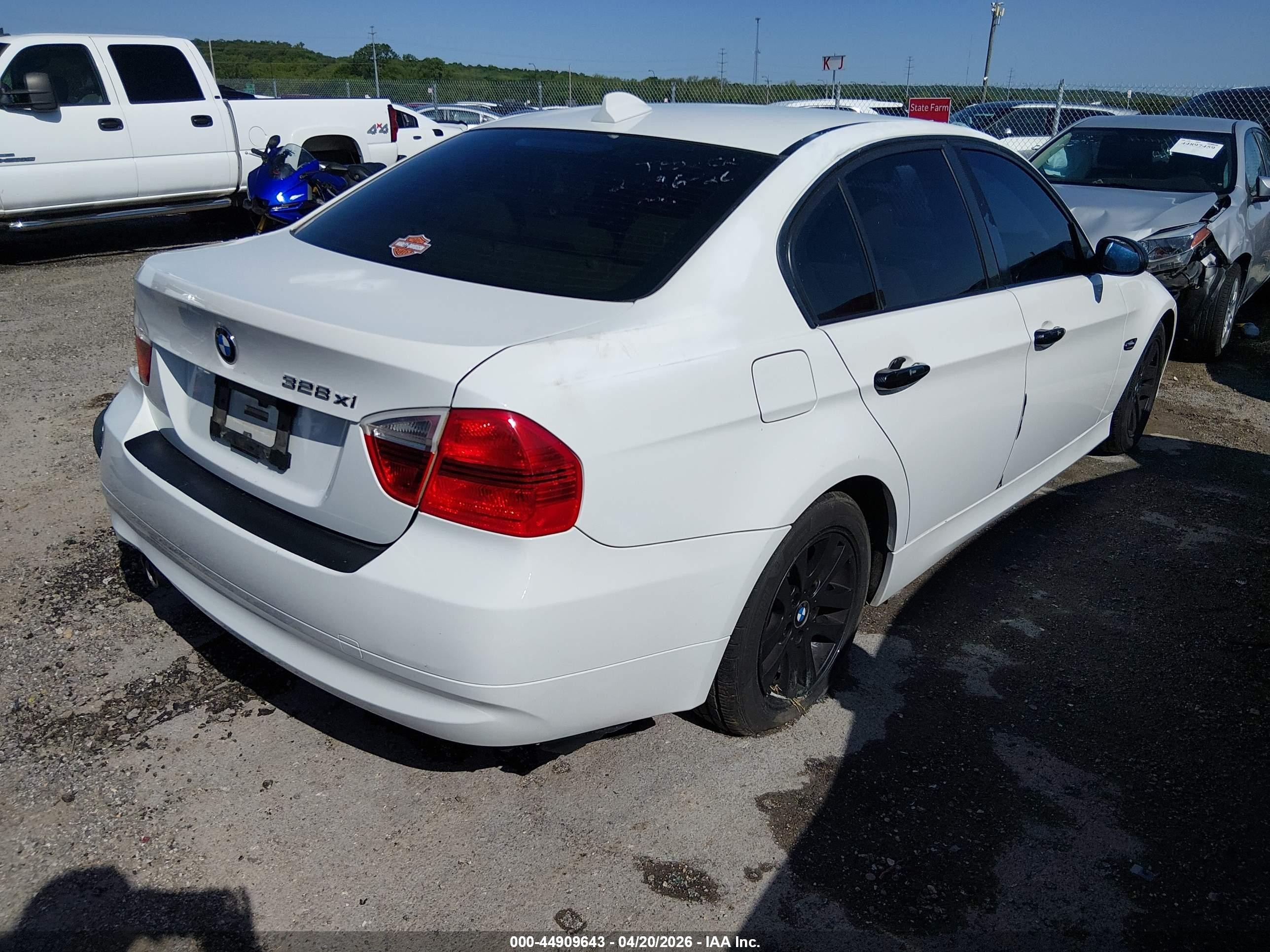 2008 Bmw 328i   White vin: WBAVA33518KX89672