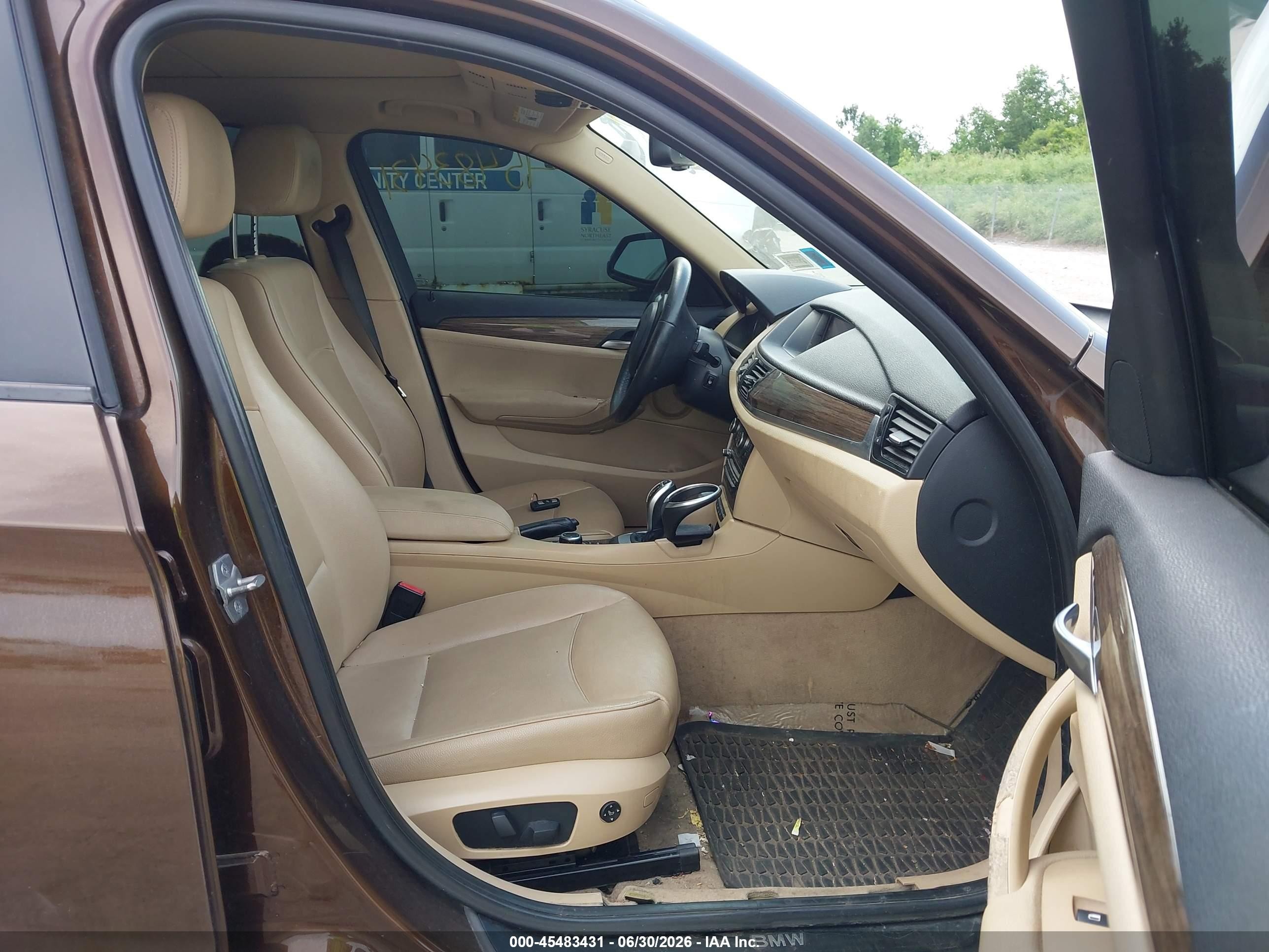 2015 Bmw X1 Xdrive28i Коричневый vin: WBAVL1C50FVY31310