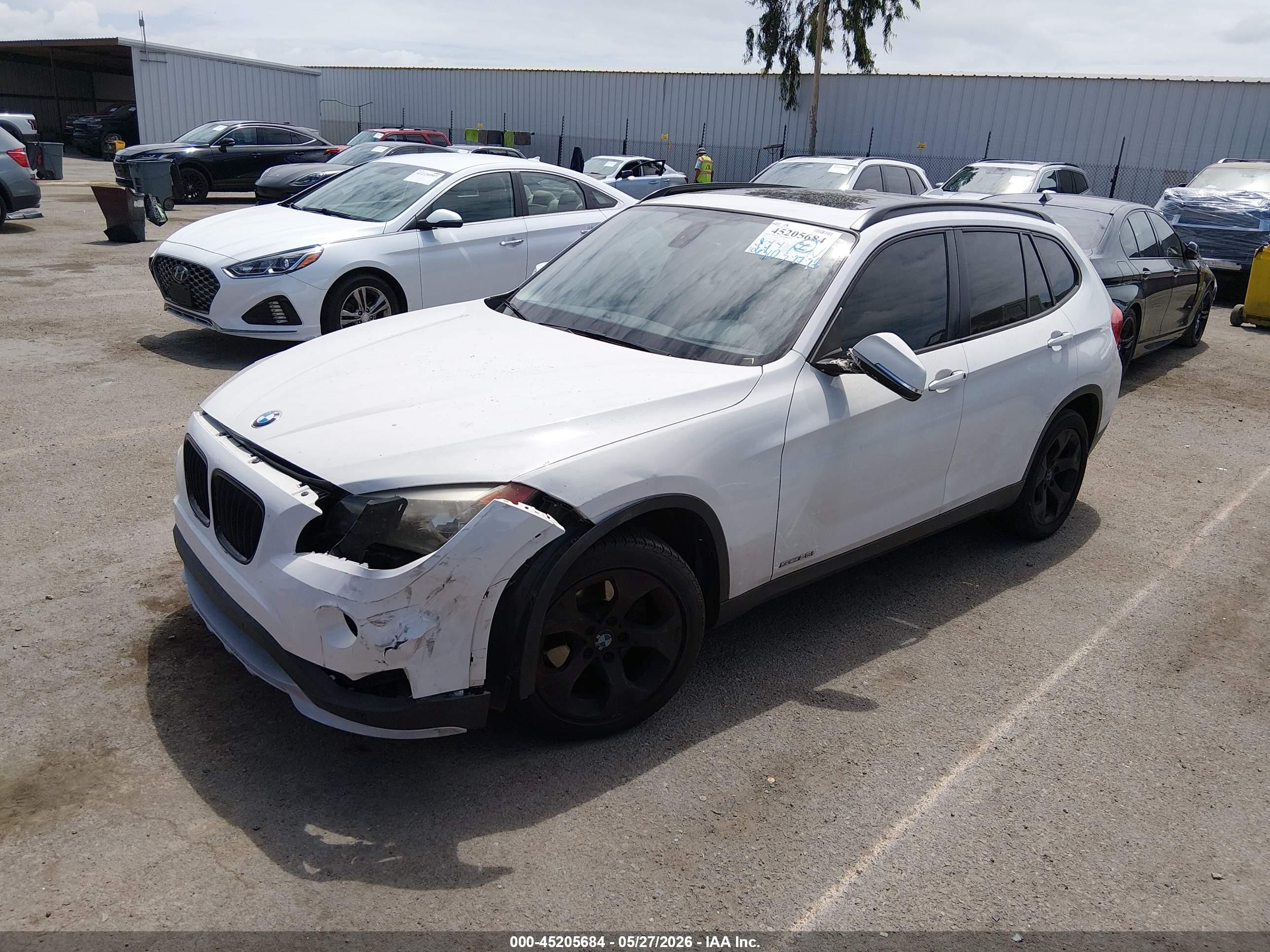 2015 Bmw X1 Sdrive28i Белый vin: WBAVM1C50FV317325