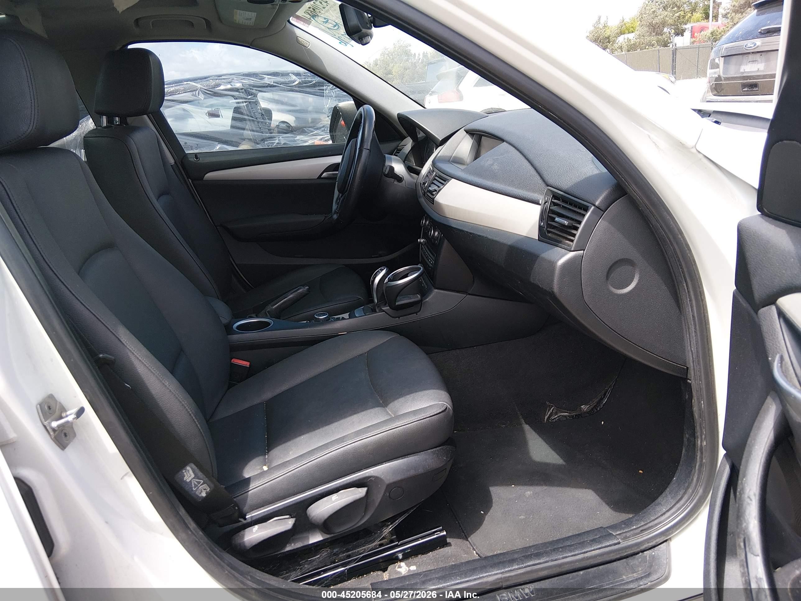 2015 Bmw X1 Sdrive28i Белый vin: WBAVM1C50FV317325
