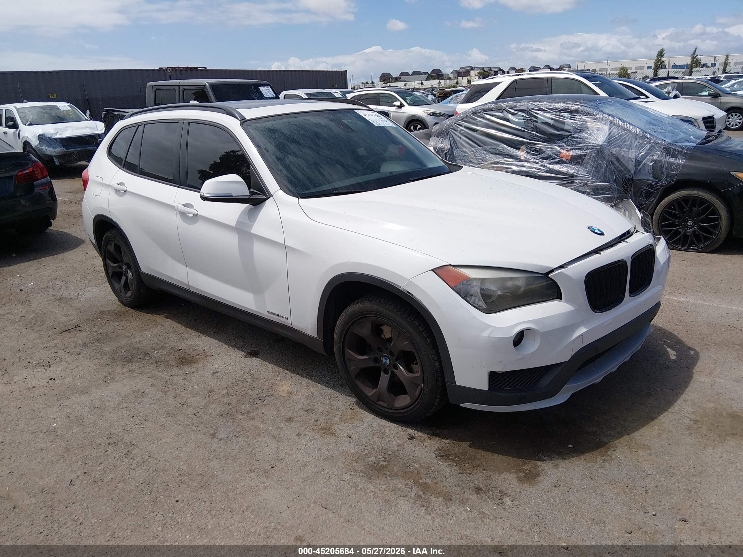 2015 Bmw X1 Sdrive28i Белый vin: WBAVM1C50FV317325