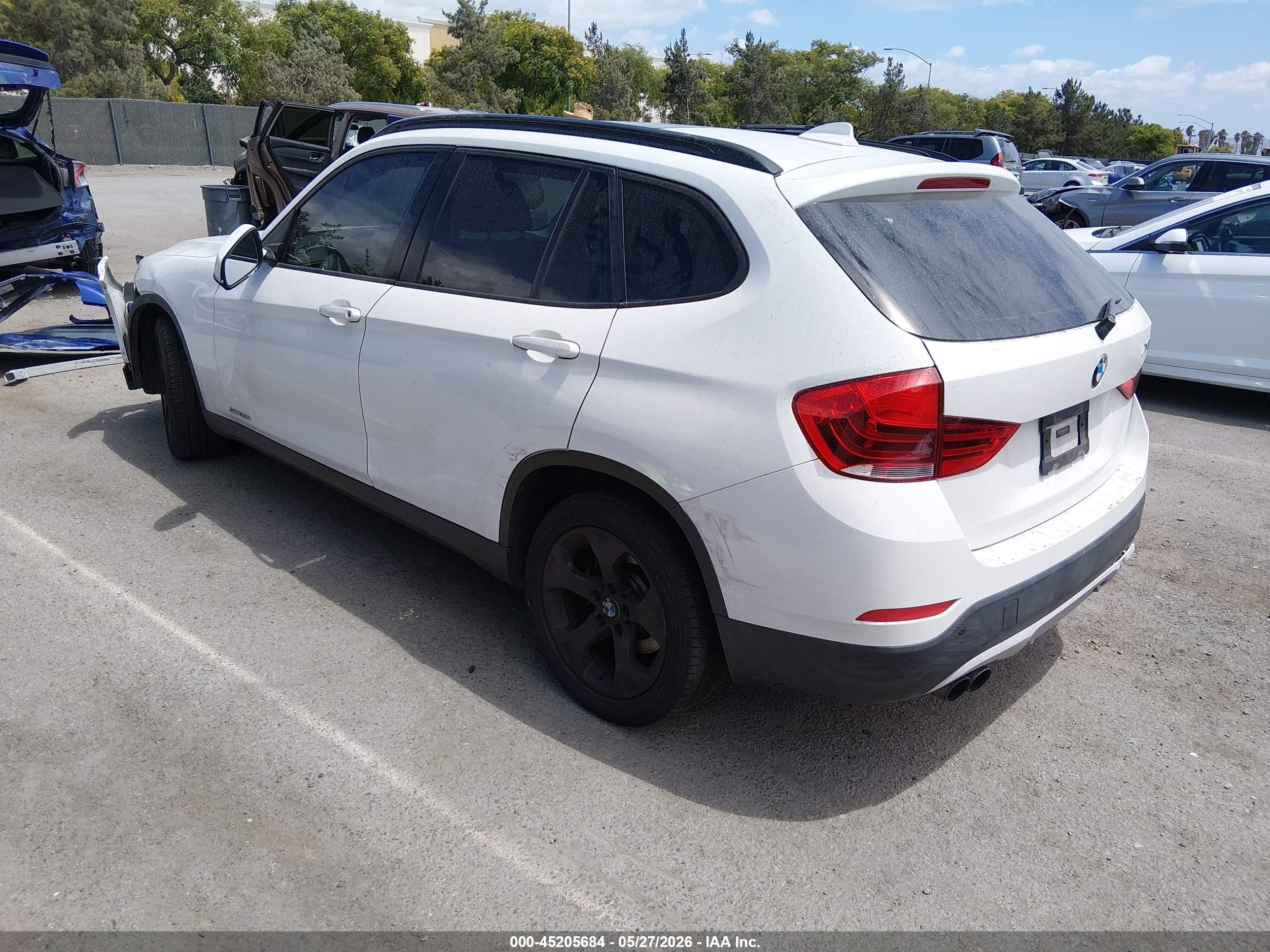 2015 Bmw X1 Sdrive28i Белый vin: WBAVM1C50FV317325
