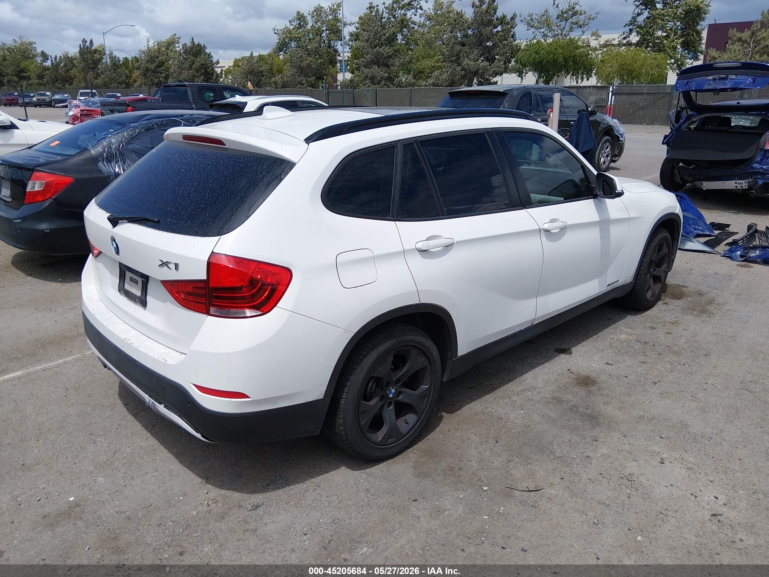 2015 Bmw X1 Sdrive28i Белый vin: WBAVM1C50FV317325