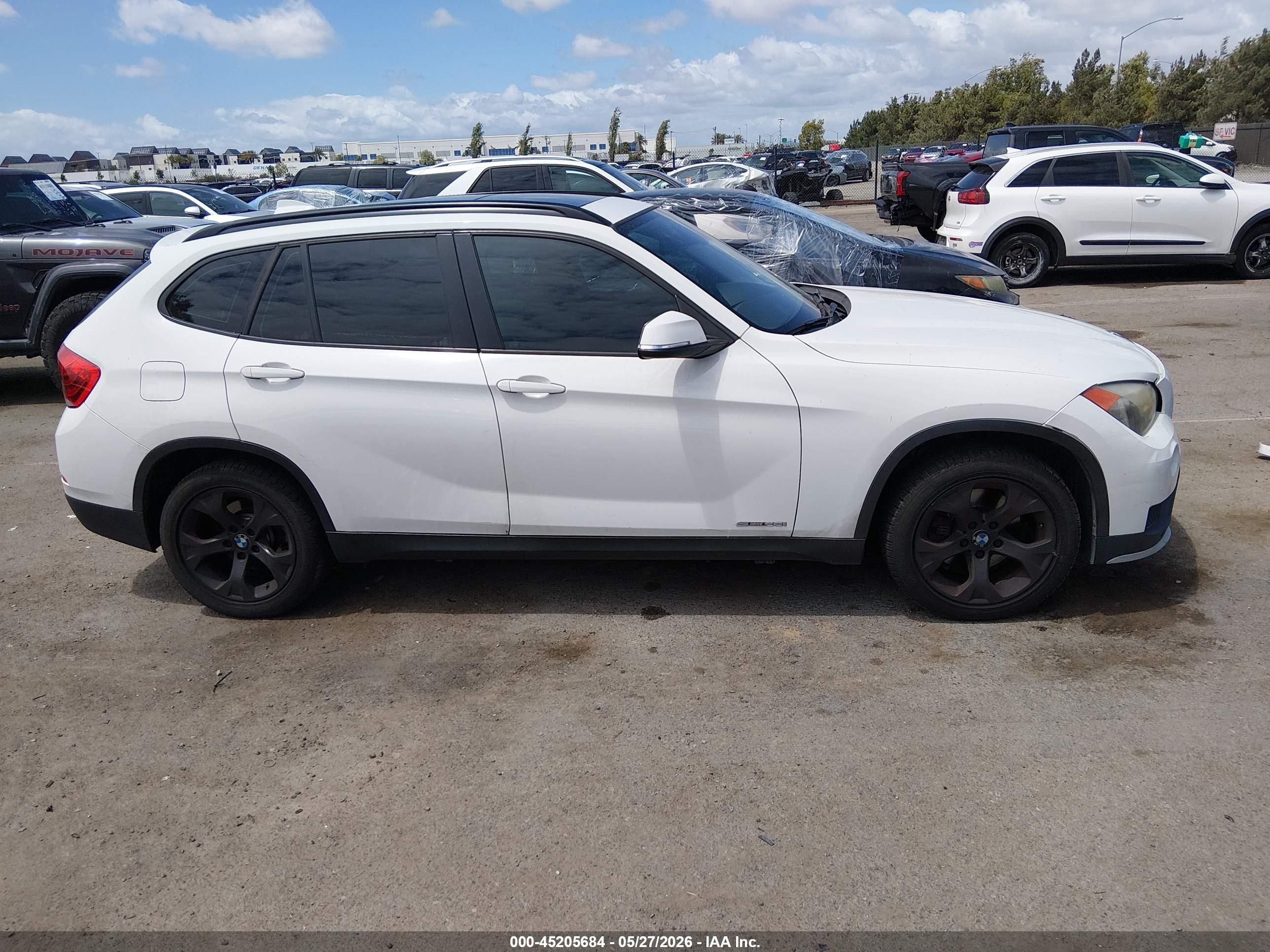 2015 Bmw X1 Sdrive28i Белый vin: WBAVM1C50FV317325