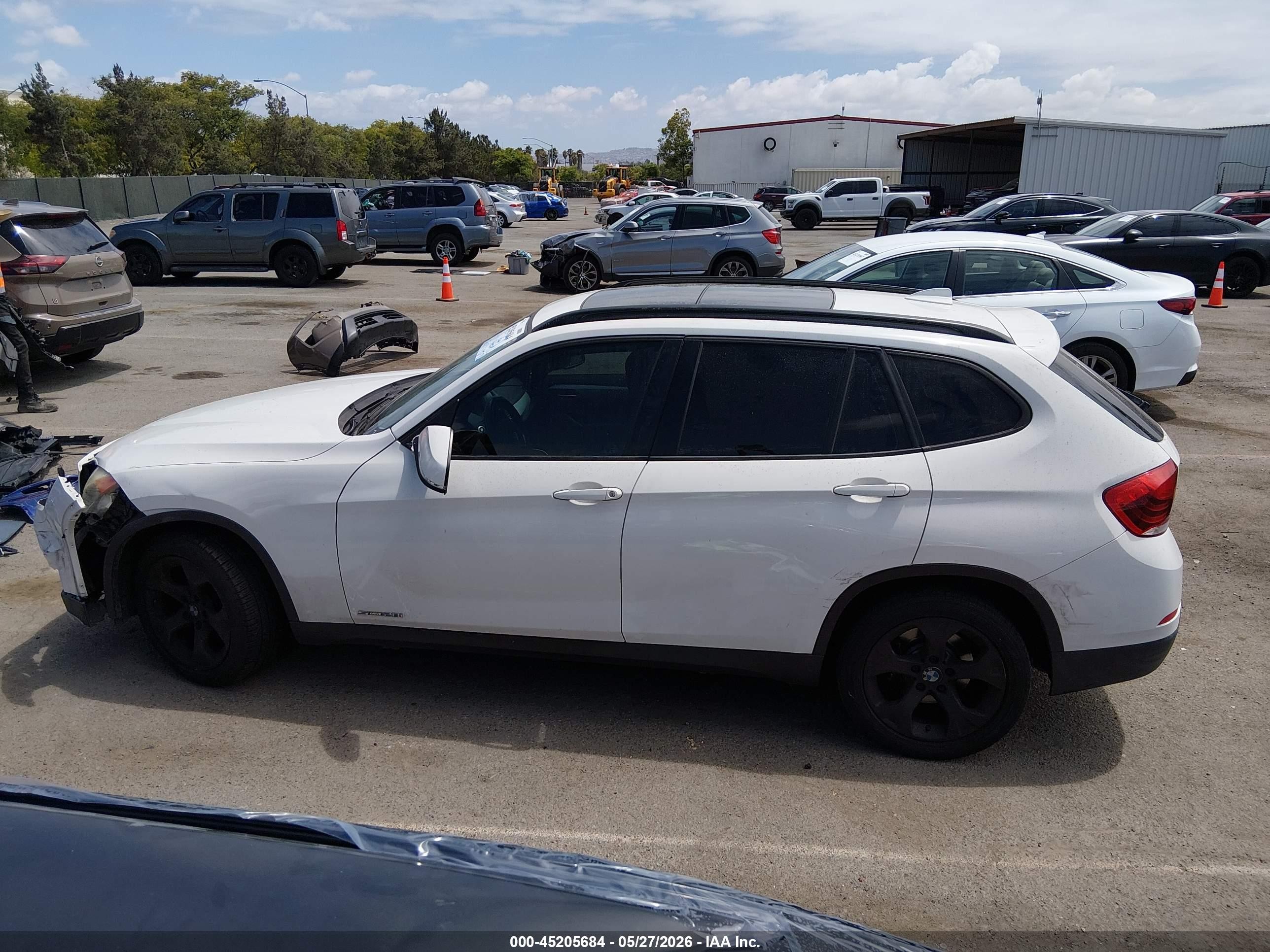 2015 Bmw X1 Sdrive28i Белый vin: WBAVM1C50FV317325