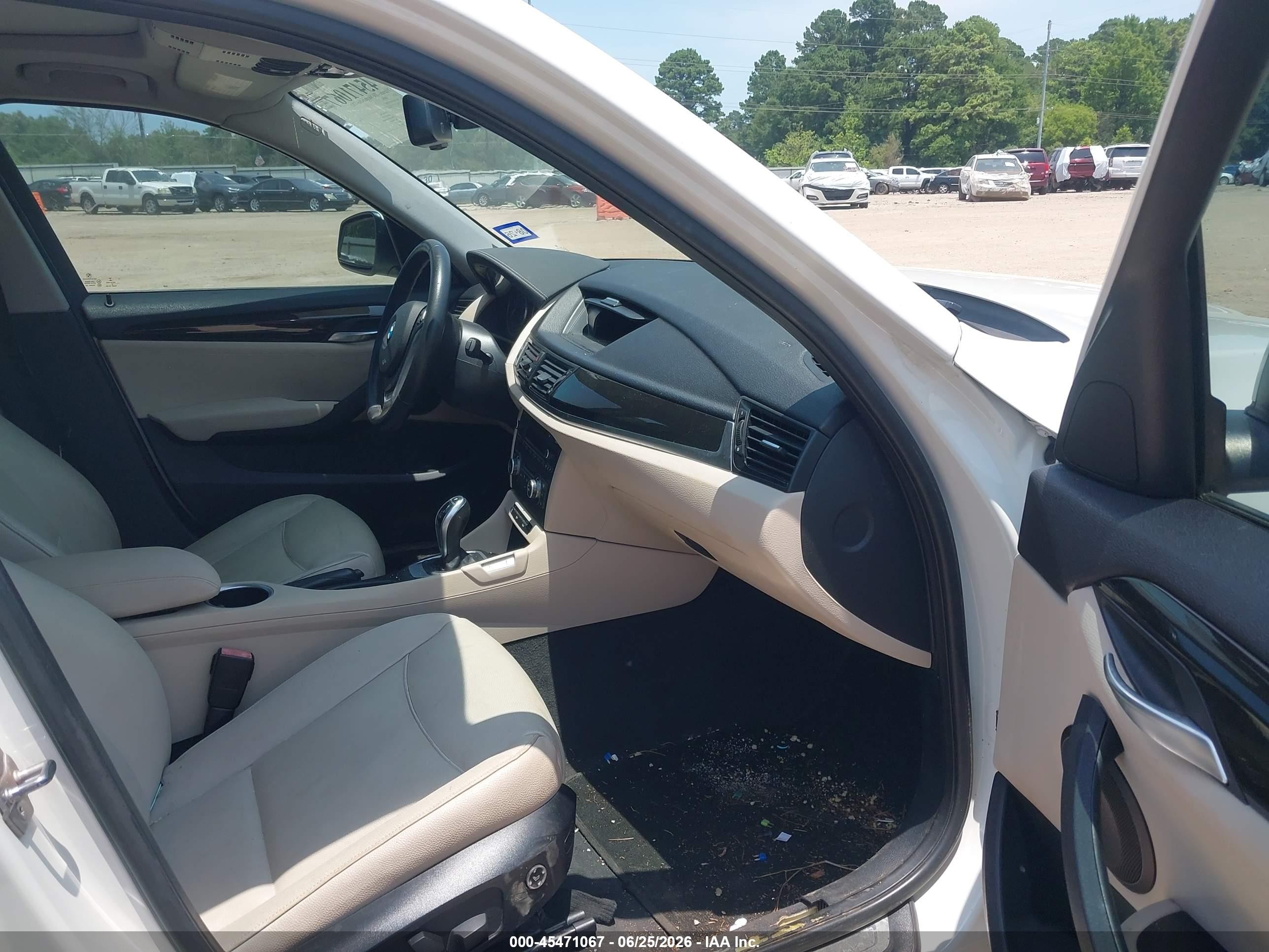 2015 Bmw X1 Sdrive28i White vin: WBAVM1C50FV318992