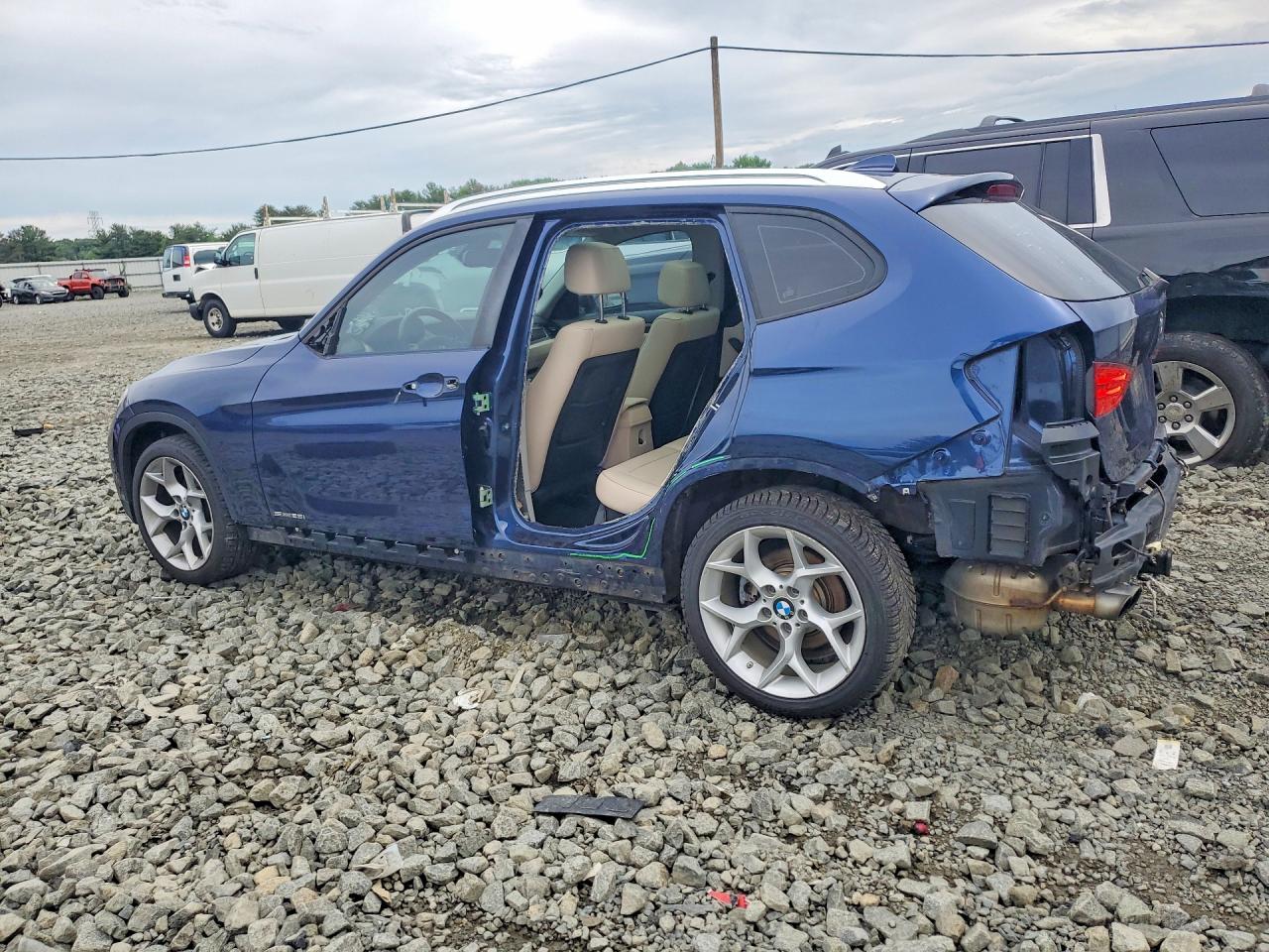 2015 Bmw X1 Sdrive28i Blue vin: WBAVM1C53FV316802