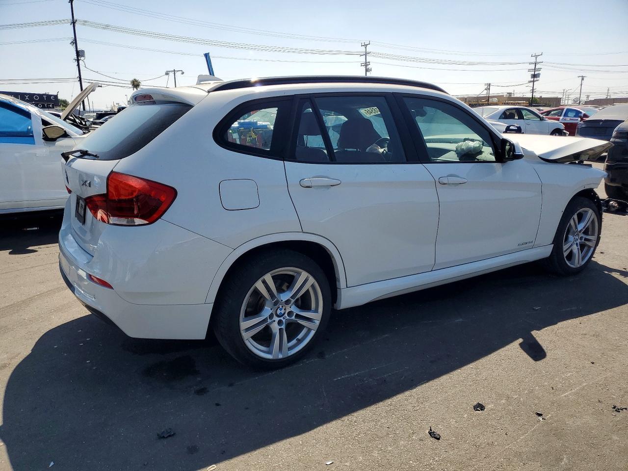 2015 Bmw X1 Sdrive28i Белый vin: WBAVM1C53FV498162