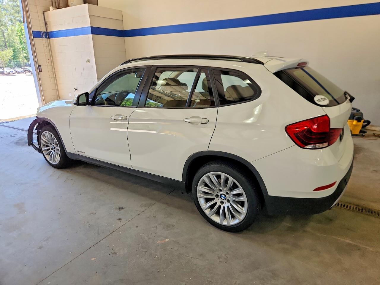 2015 Bmw X1 Sdrive28i White vin: WBAVM1C54FVW57108