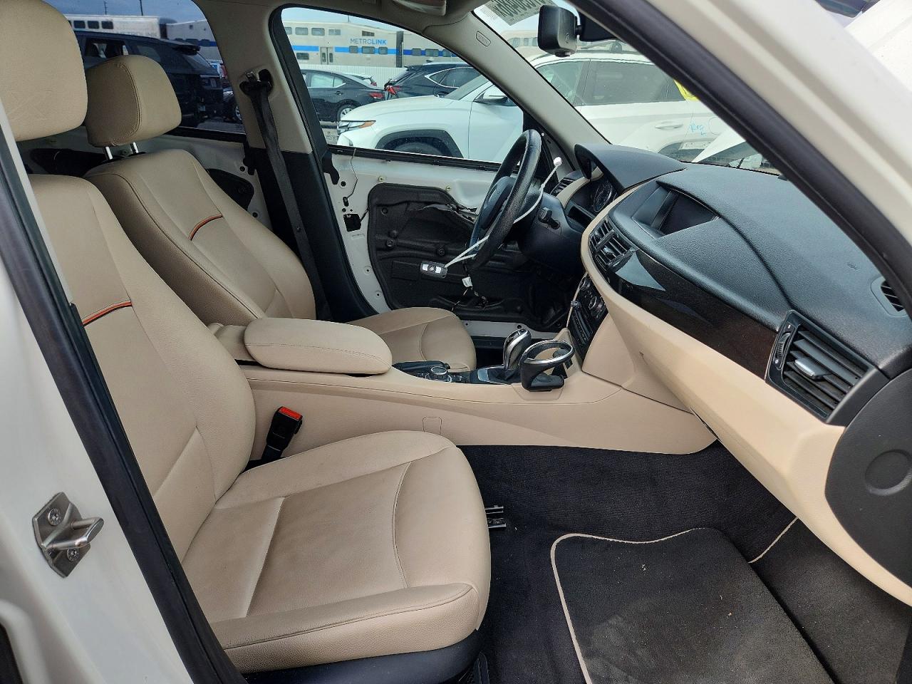 2013 Bmw X1 Sdrive28i Белый vin: WBAVM1C55DVW41237