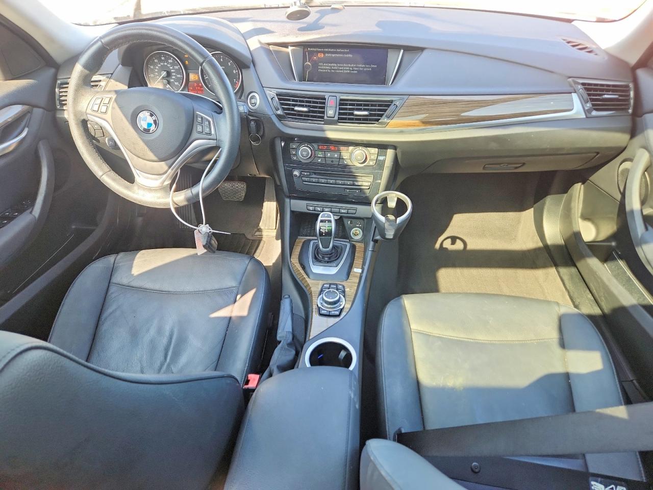 2015 Bmw X1 Sdrive28i Серебряный vin: WBAVM1C56FV314896