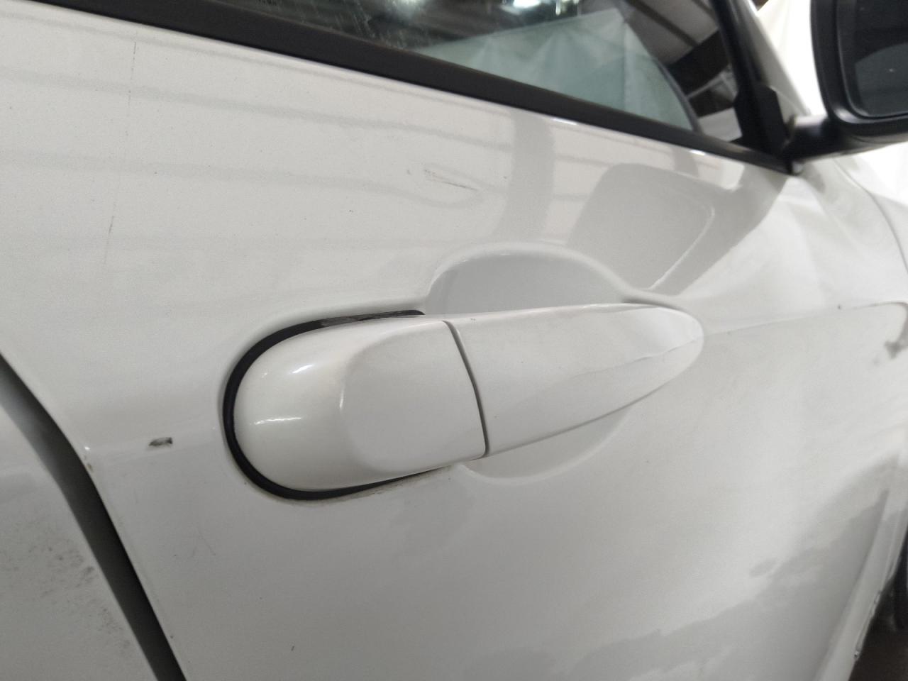 2015 Bmw X1 Sdrive28i White vin: WBAVM1C57FV318150 Damage: Right Front Door, Dent(S) W/No Paint Dmg, 1 To 2 Inches