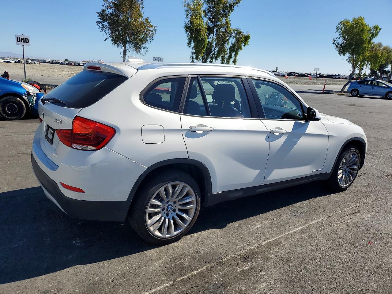 2015 Bmw X1 Sdrive28i White vin: WBAVM1C58FV314463