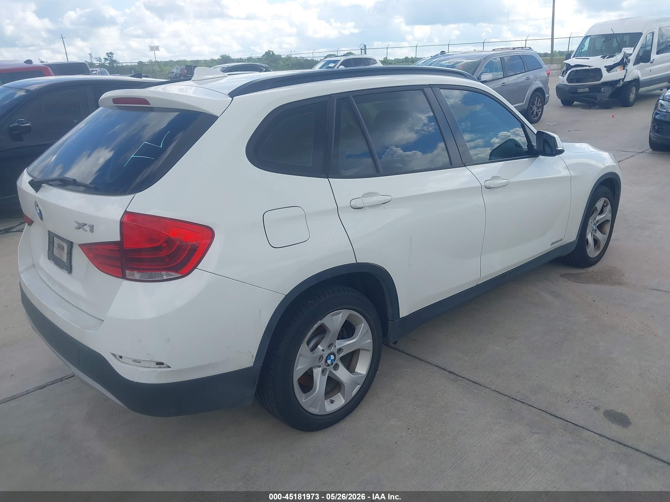 2015 Bmw X1 Sdrive28i White vin: WBAVM1C58FV315919